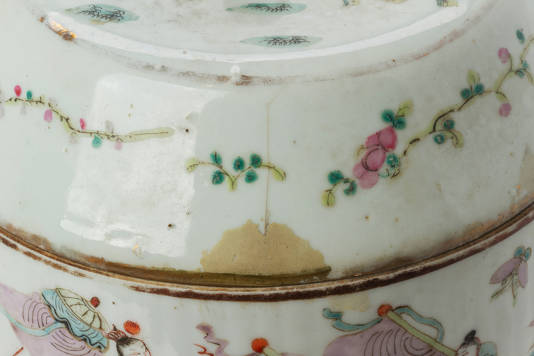 A FAMILLE ROSE PORCELAIN COVERED POT - Image 5 of 7