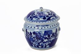 A BLUE AND WHTIE PORCELAIN KAMCHENG AND COVER