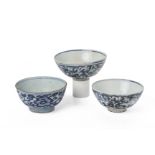 A GROUP OF THREE BLUE AND WHITE PORCELAIN BOWLS