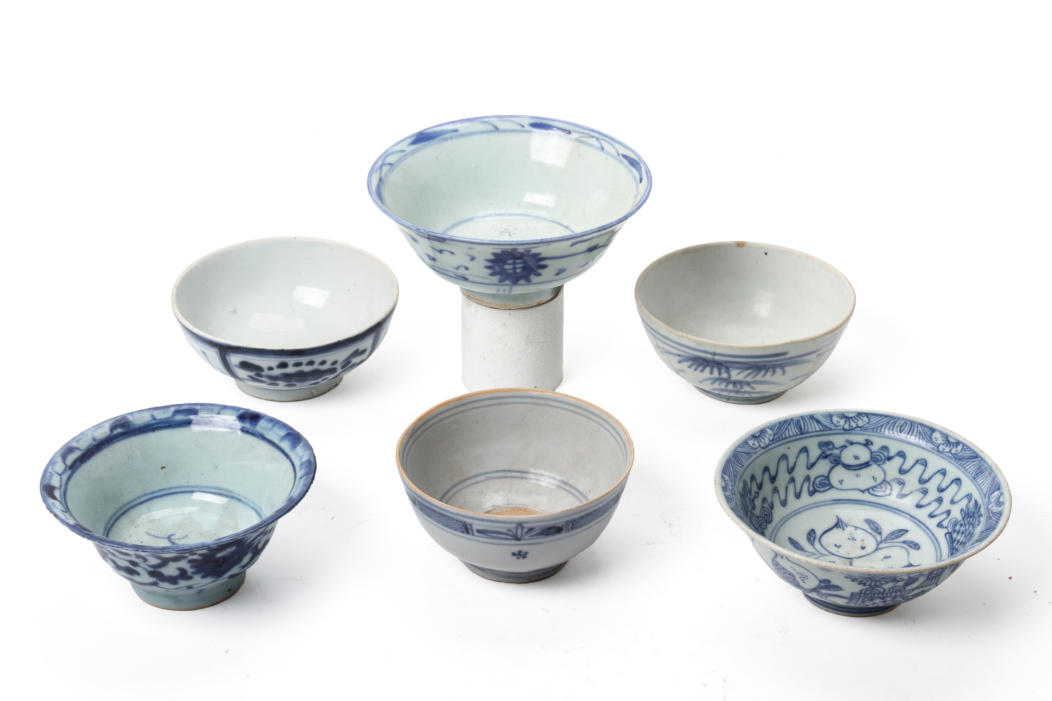 A GROUP OF SIX ASSORTED BLUE AND WHITE BOWLS