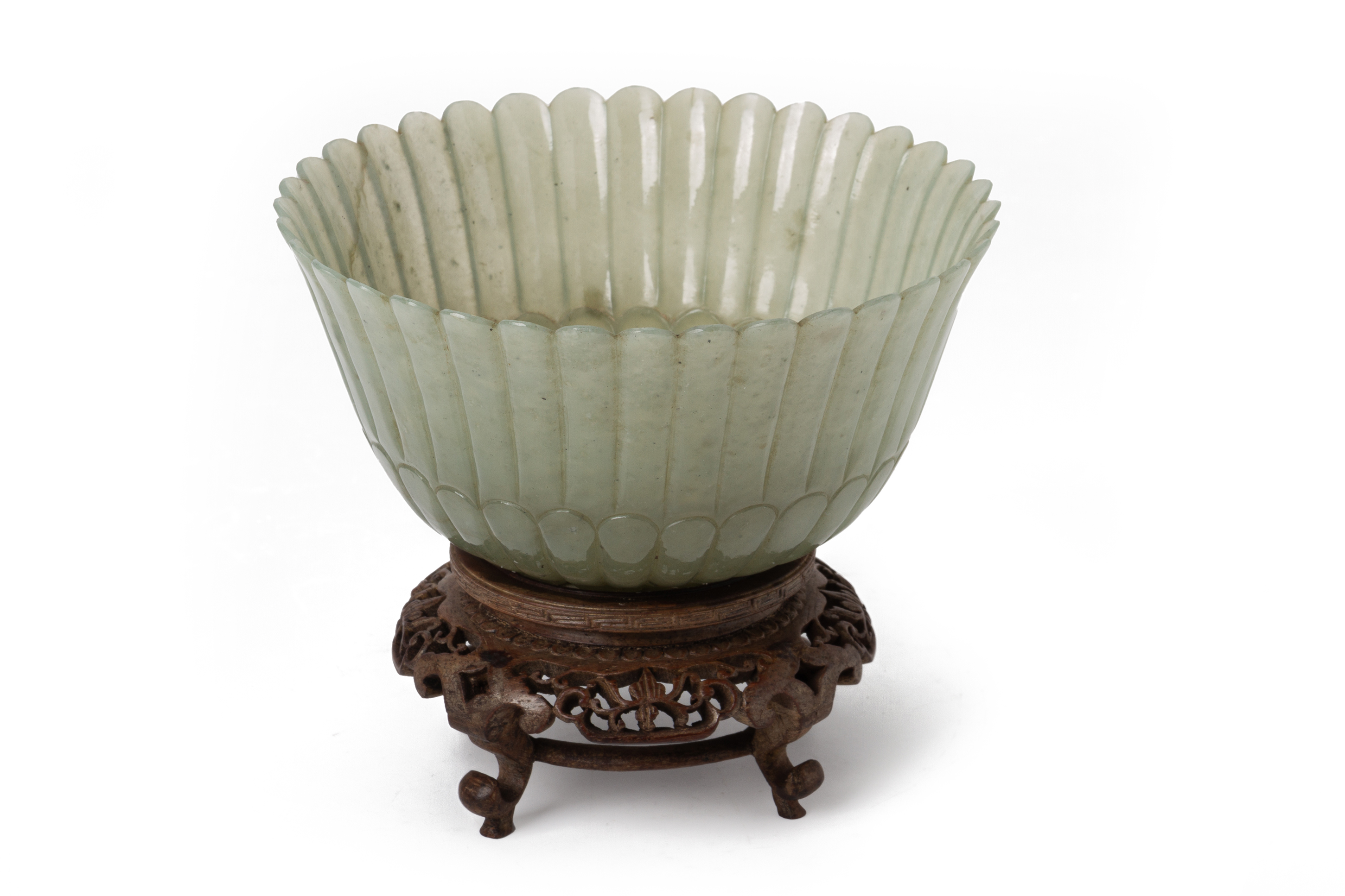 A CARVED JADE CHRYSANTHEMUM BOWL - Image 2 of 4