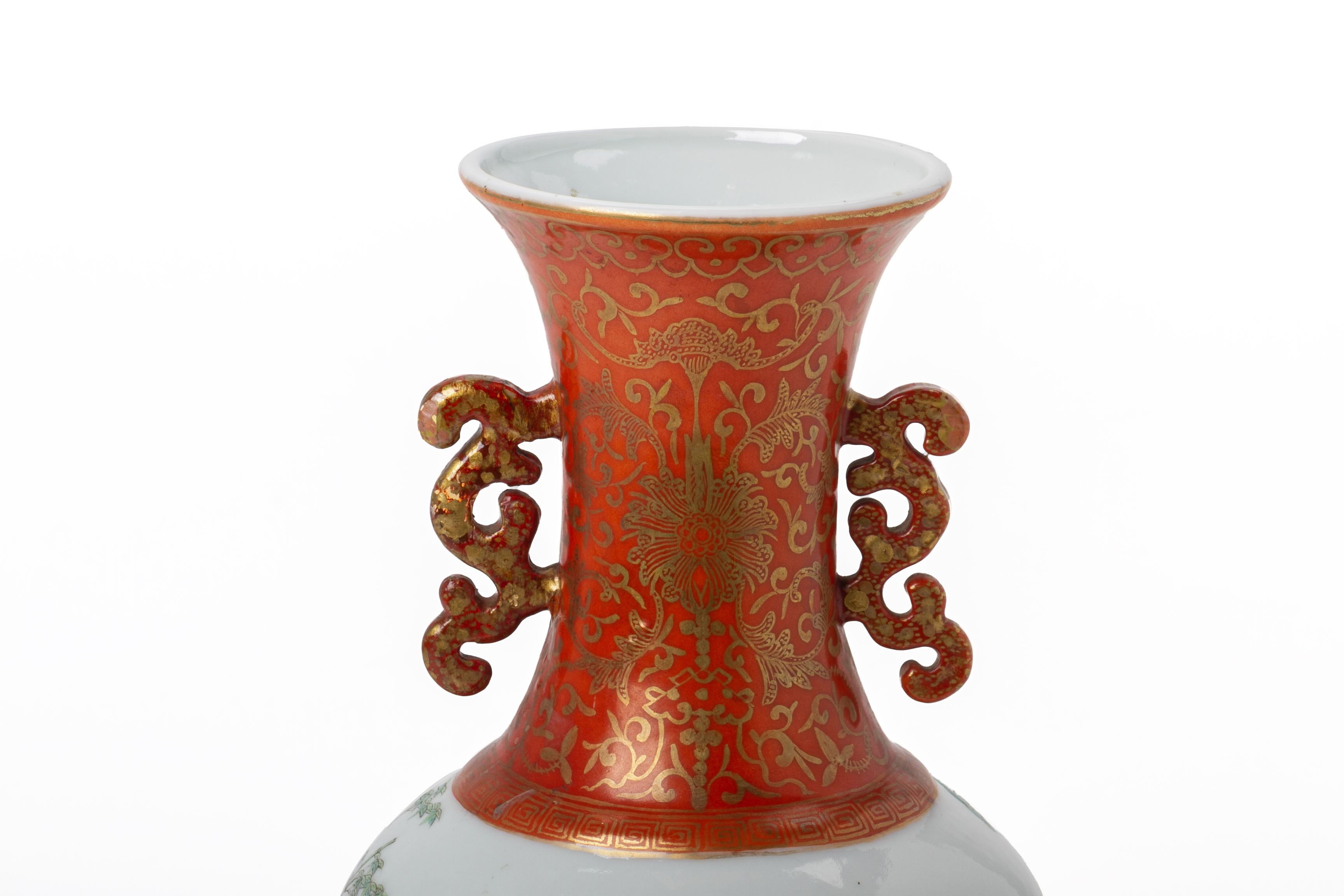 A CORAL GROUND FAMILLE ROSE TWIN HANDLED PORCELAIN VASE - Image 3 of 5