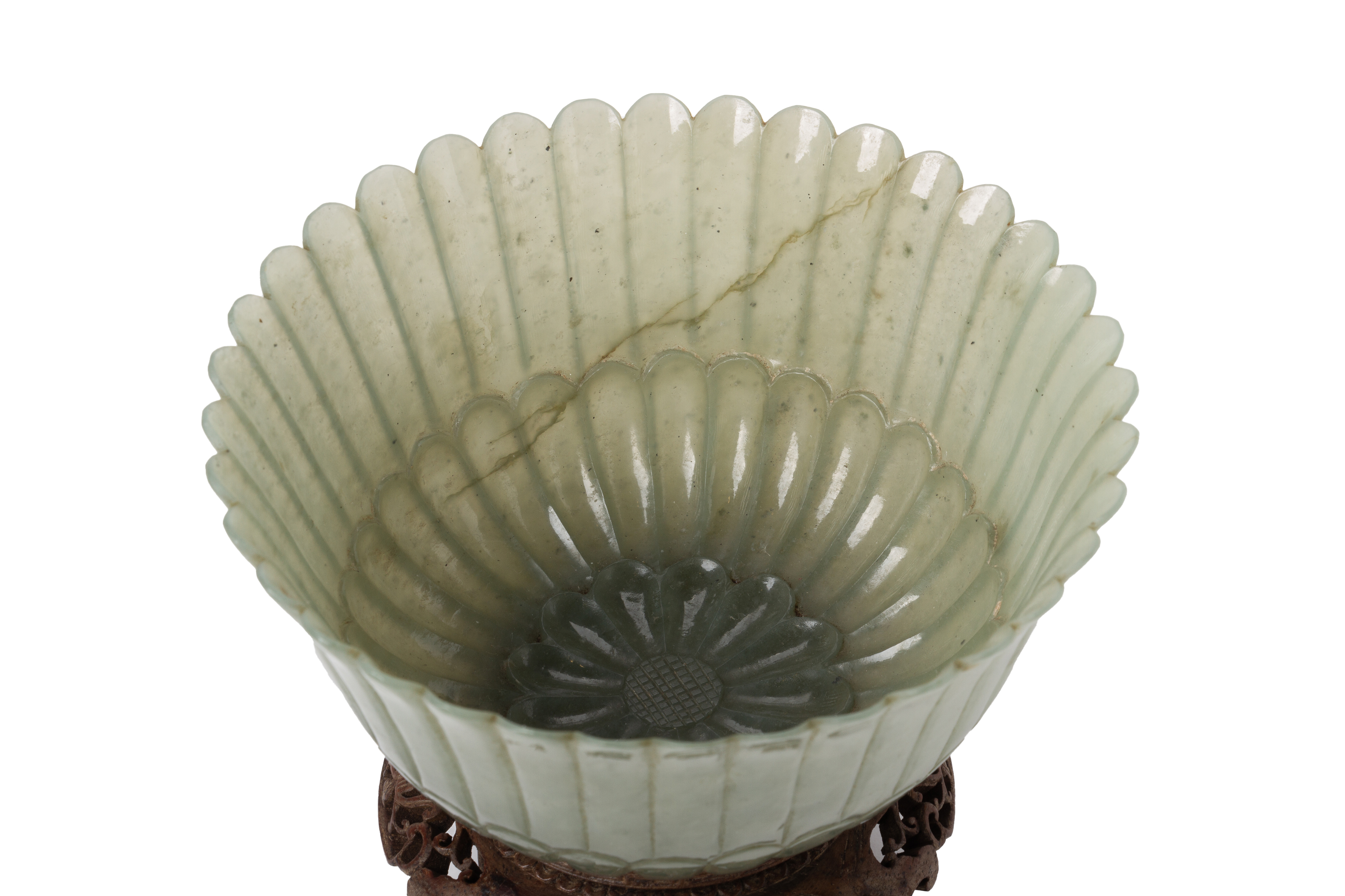 A CARVED JADE CHRYSANTHEMUM BOWL - Image 4 of 4