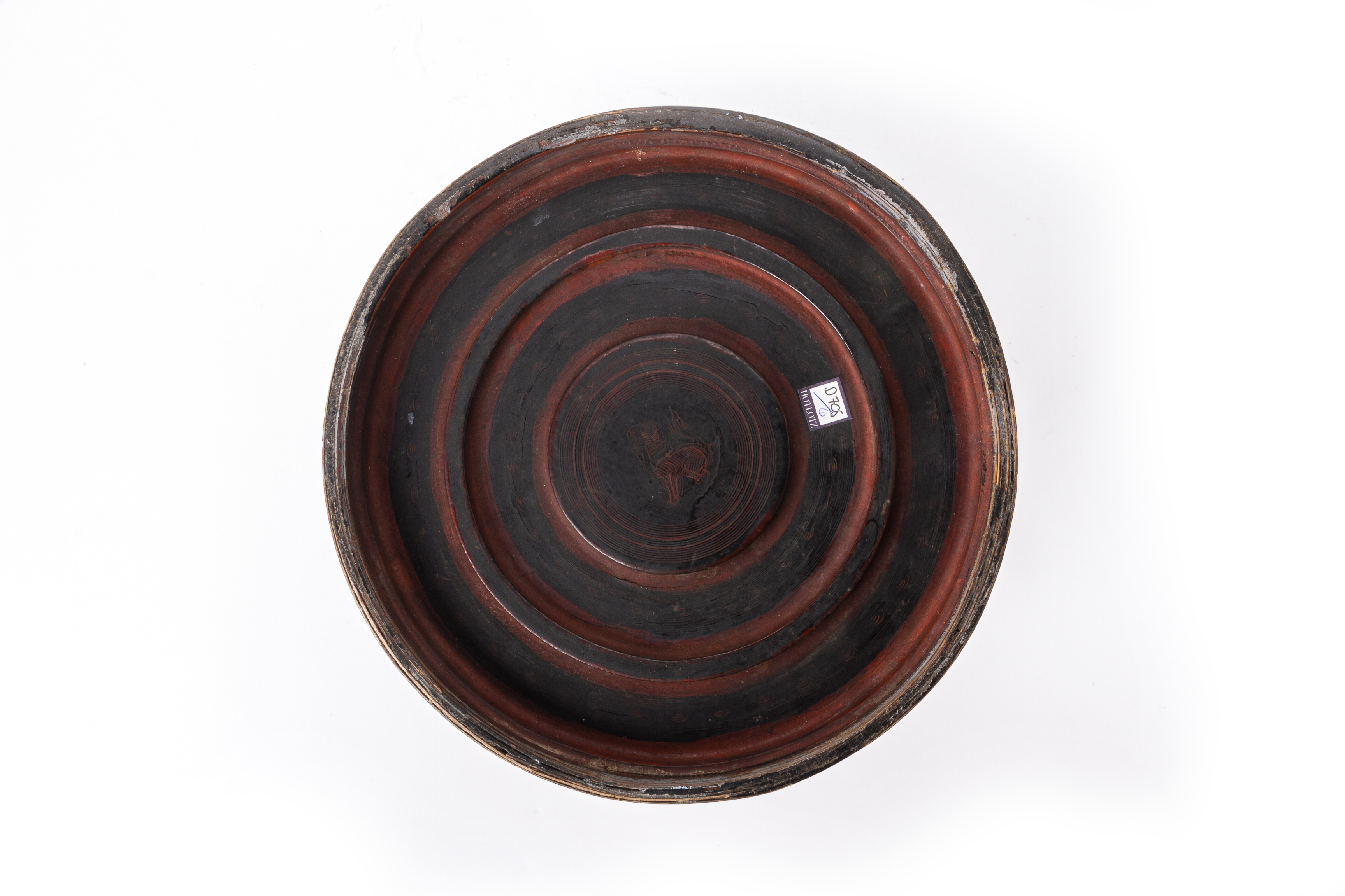 A BURMESE RED LACQUER CYLINDRICAL BETEL BOX - Image 3 of 3