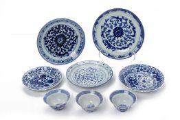 A COLLECTION OF BLUE AND WHITE PORCELAIN PLATES AND TEABOWLS