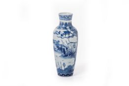 A SMALL BLUE AND WHITE PORCELAIN VASE