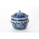 A BLUE AND WHITE PORCELAIN COVERED POT