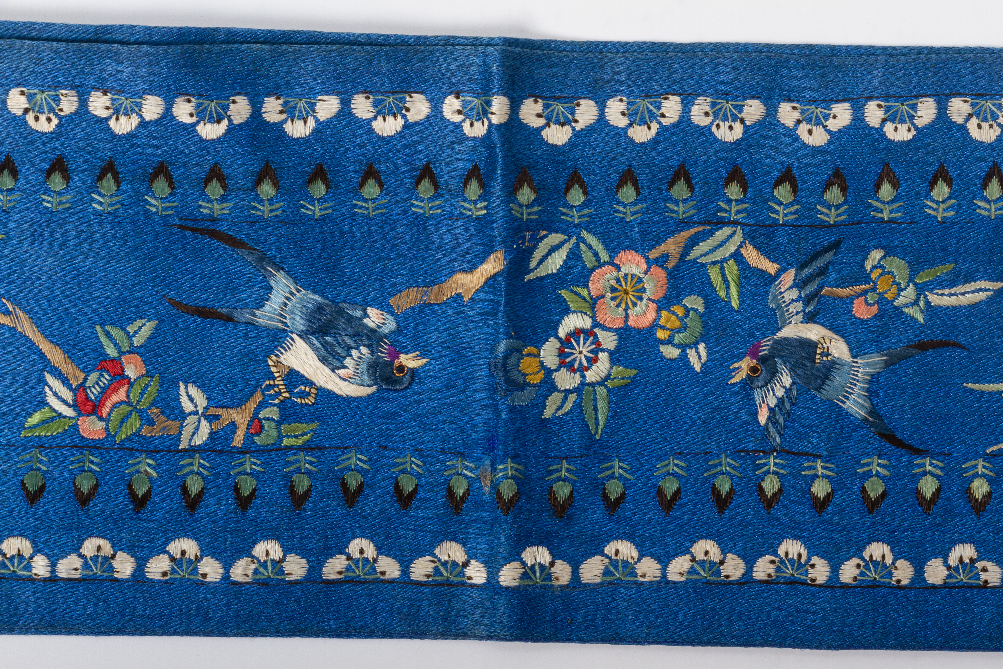 A PAIR OF CHINESE EMBROIDERED SLEEVE PANELS - Image 2 of 4