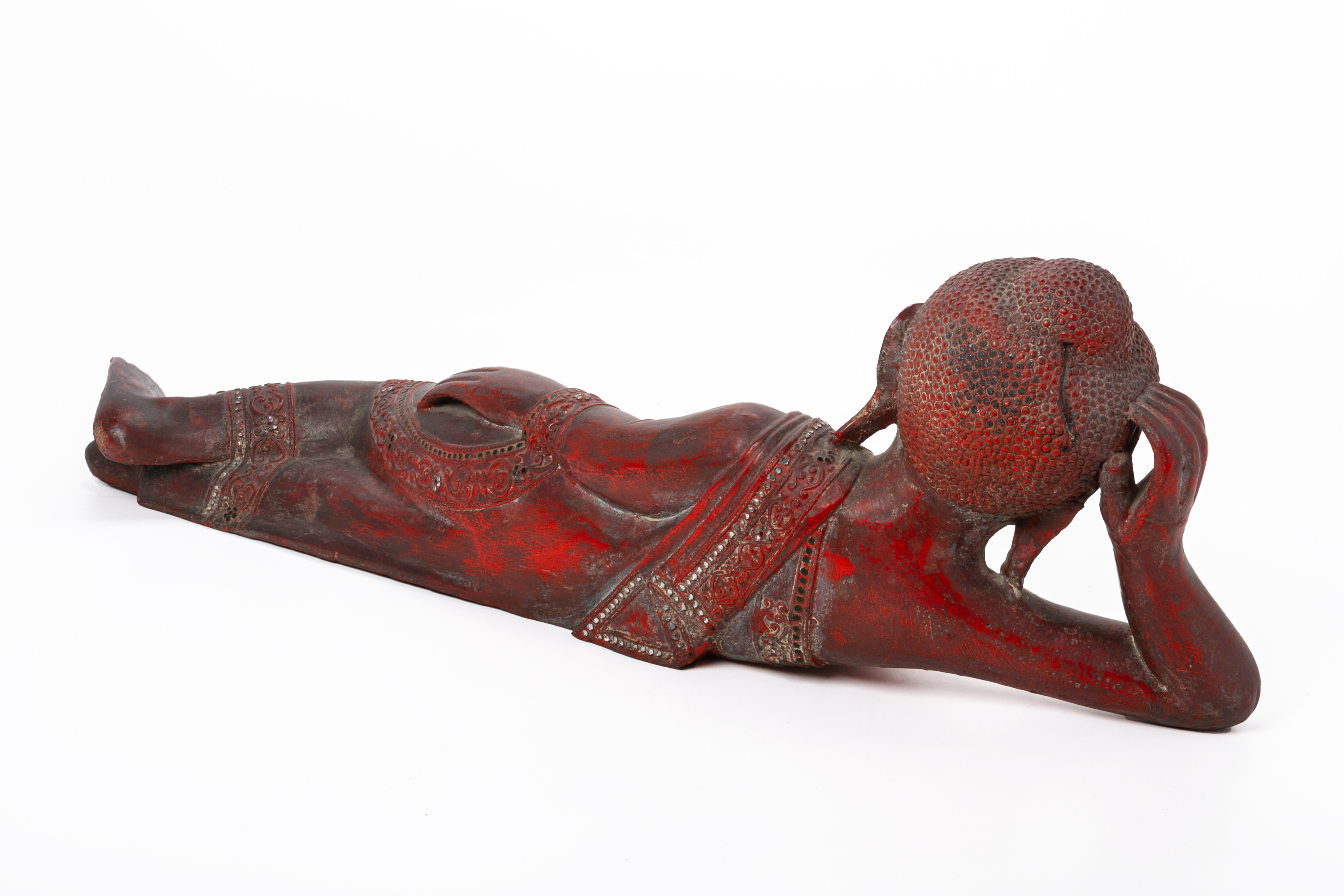 A BURMESE CARVED AND RED LACQUER RECUMBENT BUDDHA - Image 3 of 4