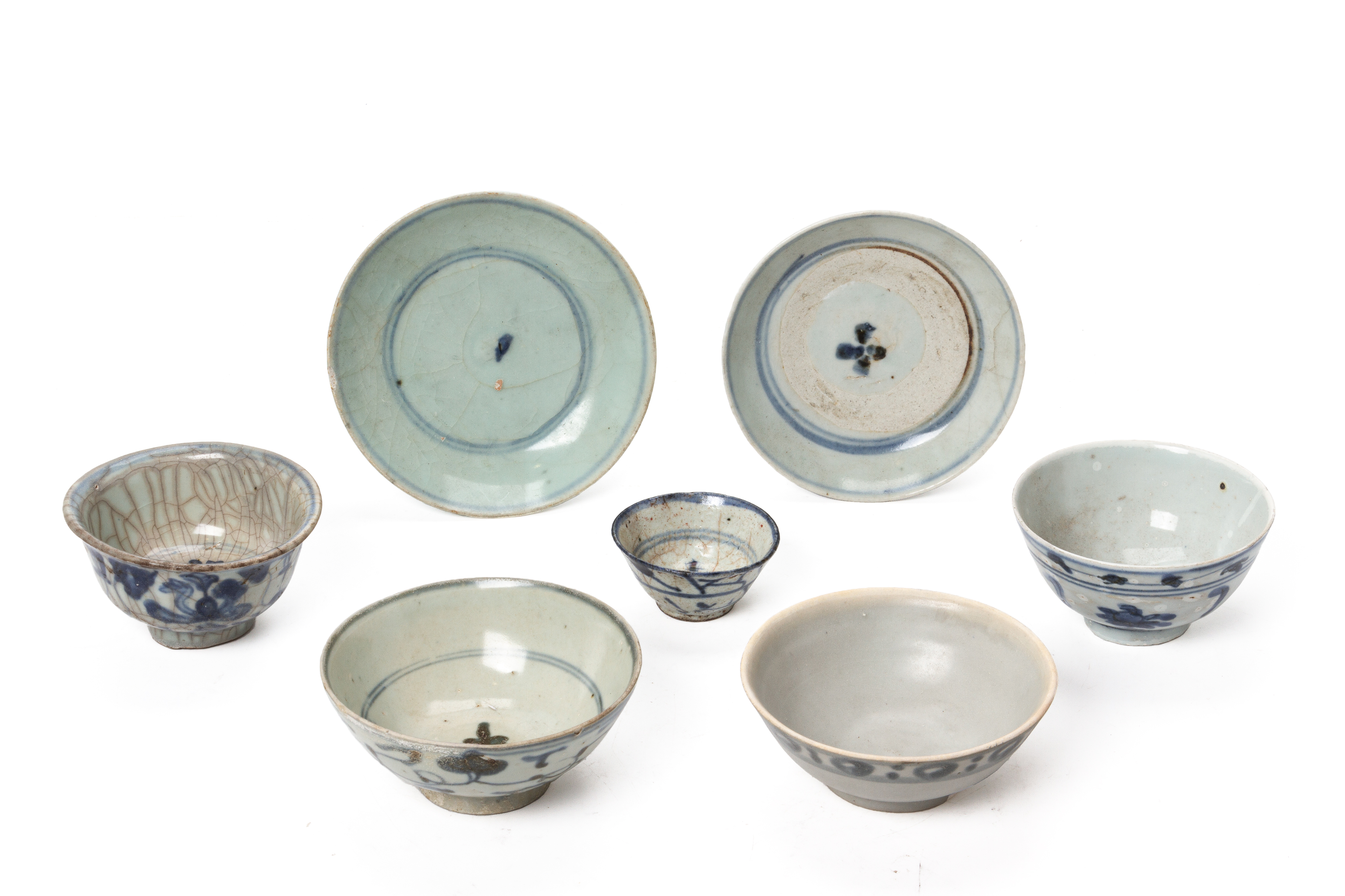 A GROUP OF SEVEN ASSORTED BLUE AND WHITE BOWLS AND DISHES