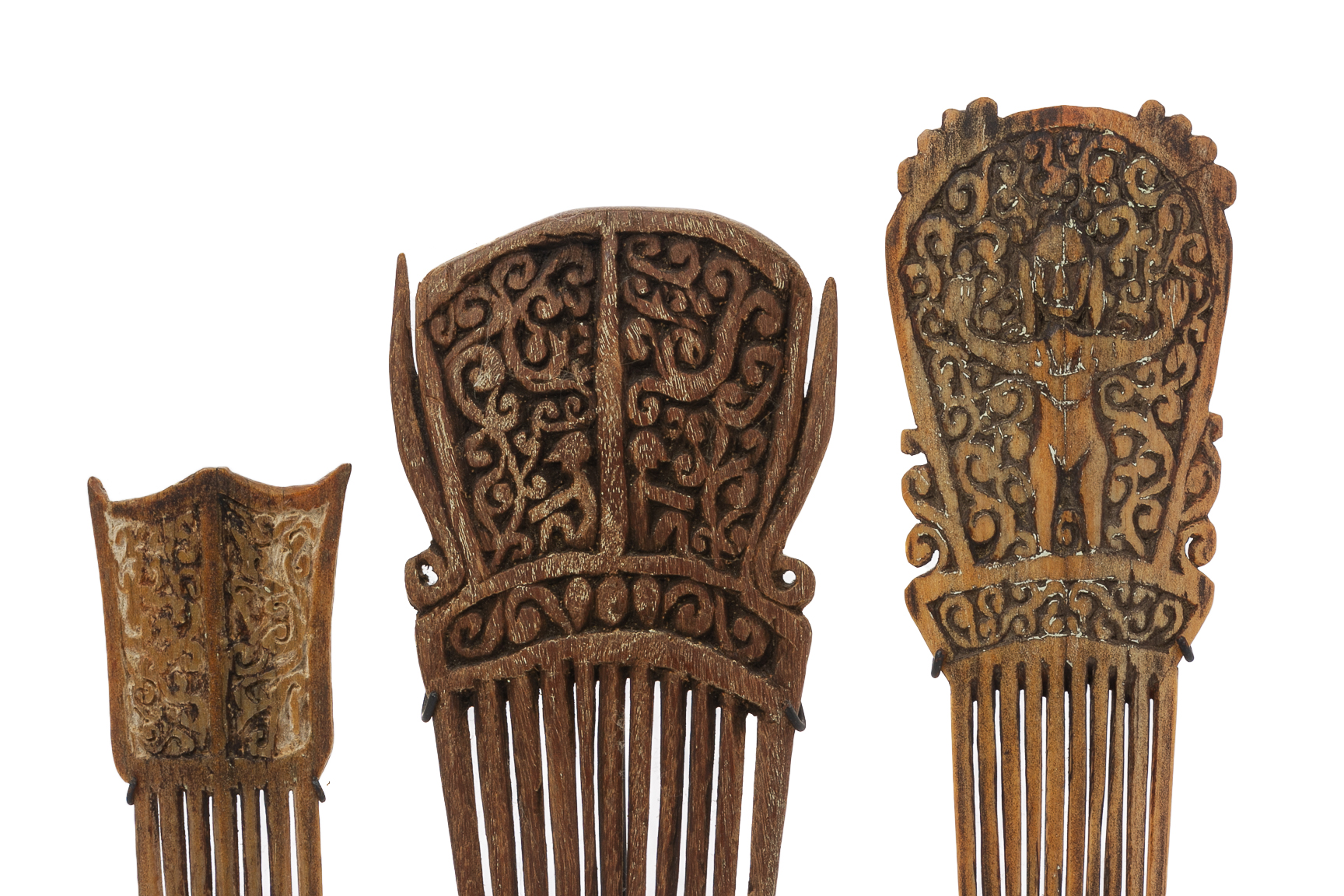 A SET OF THREE SOUTHEAST ASIAN CARVED WOOD COMBS - Image 3 of 3