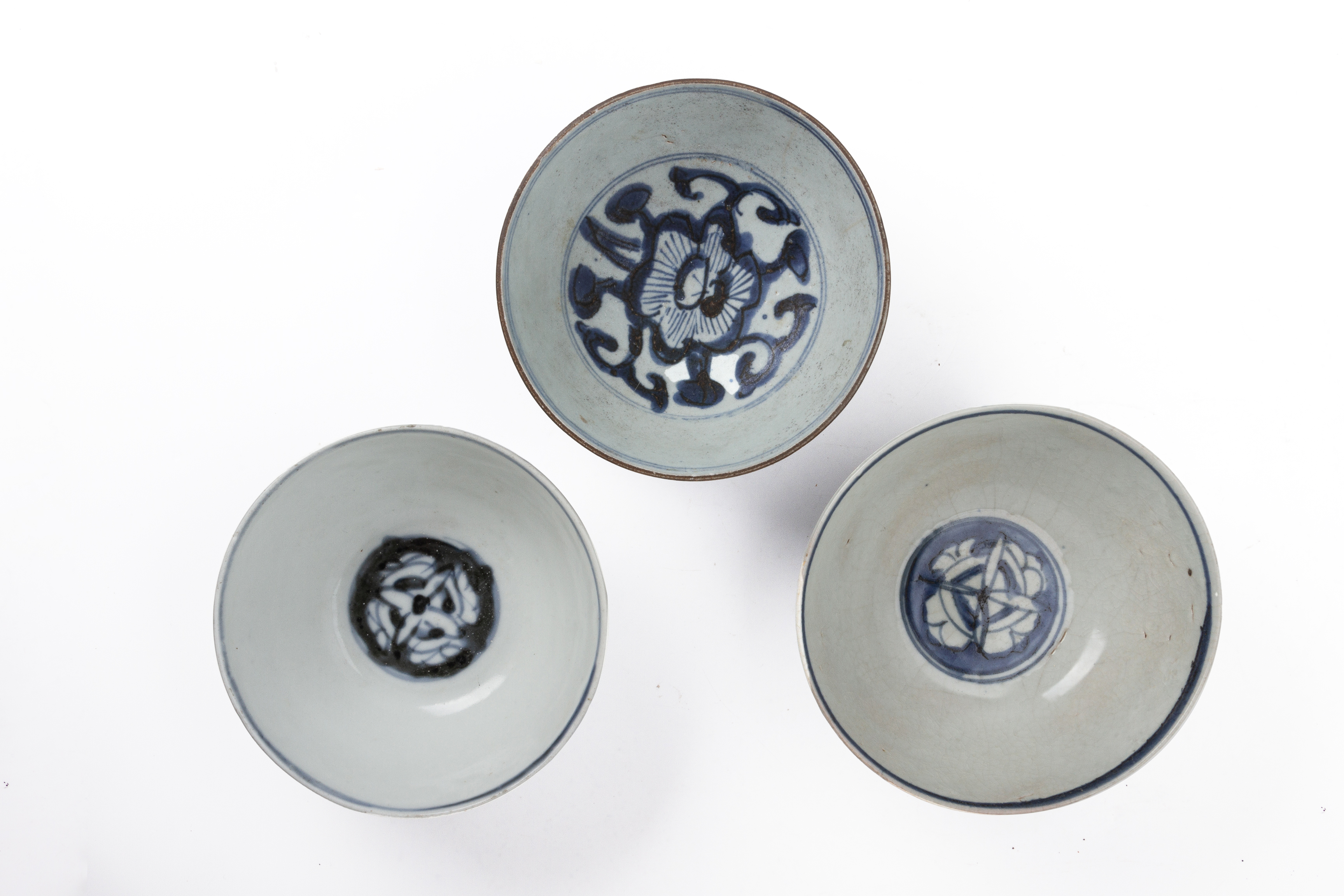 A GROUP OF THREE BLUE AND WHITE PORCELAIN BOWLS - Image 2 of 3