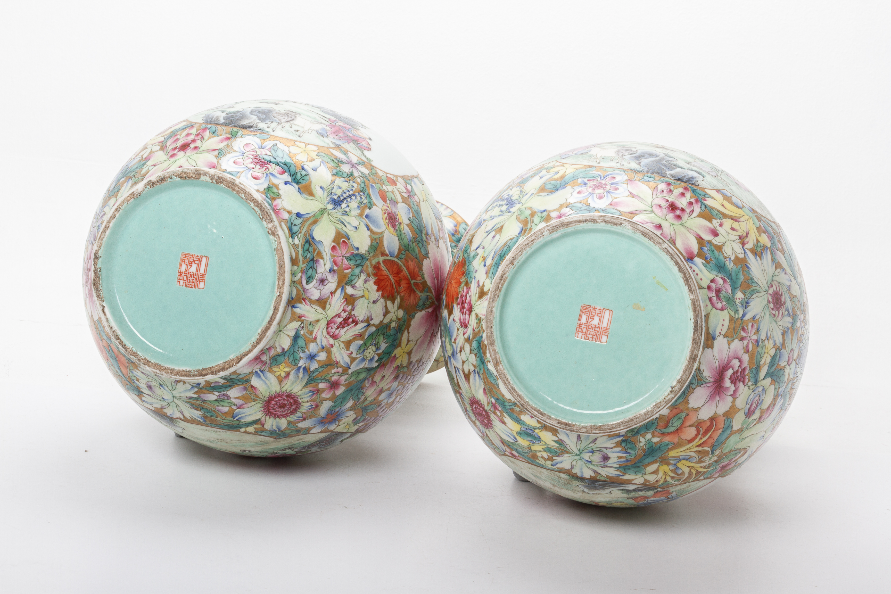 A PAIR OF TWIN HANDLED FAMILLE ROSE MILLEFLEURS VASES - Image 3 of 5