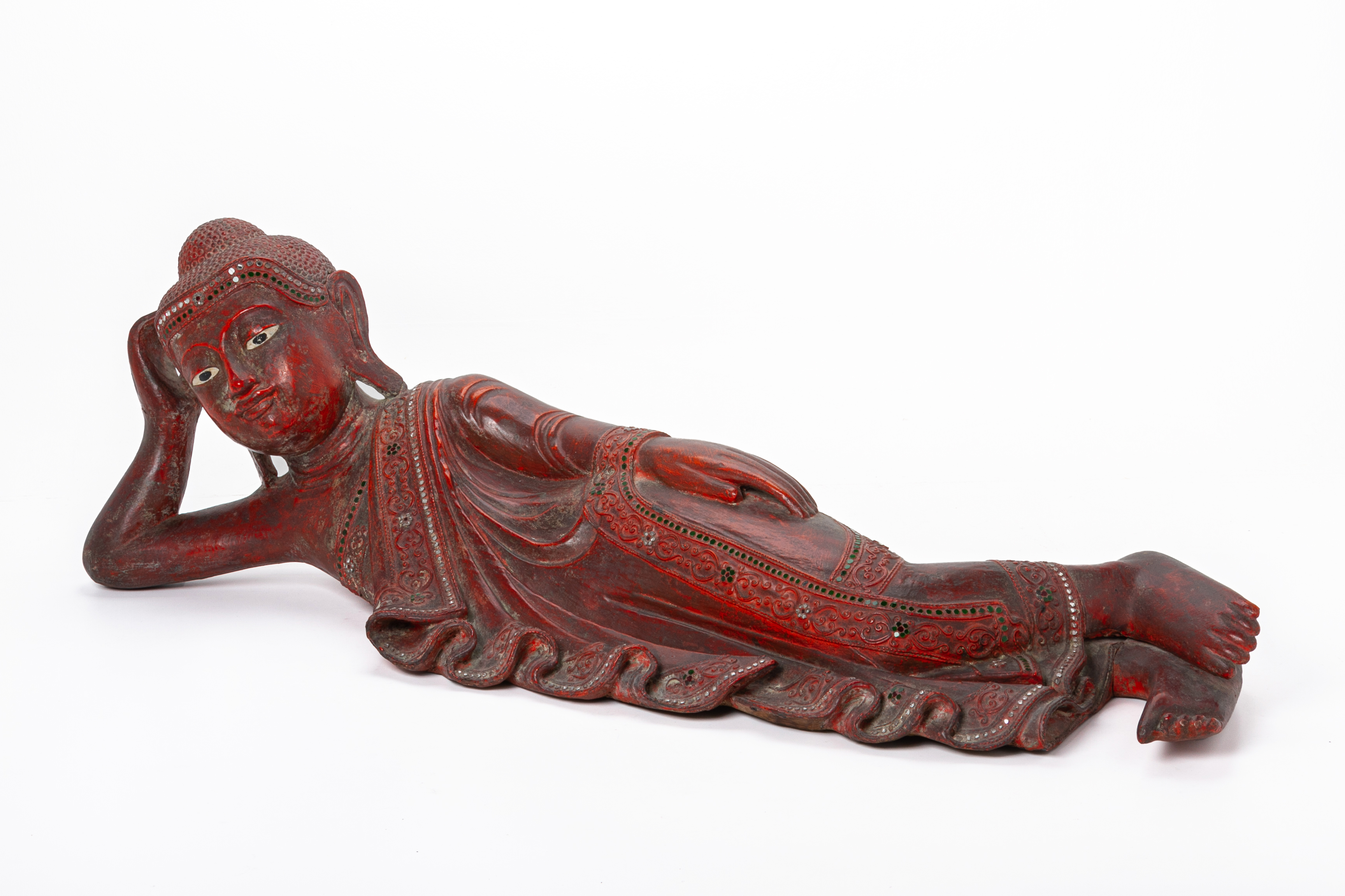 A BURMESE CARVED AND RED LACQUER RECUMBENT BUDDHA - Image 2 of 4