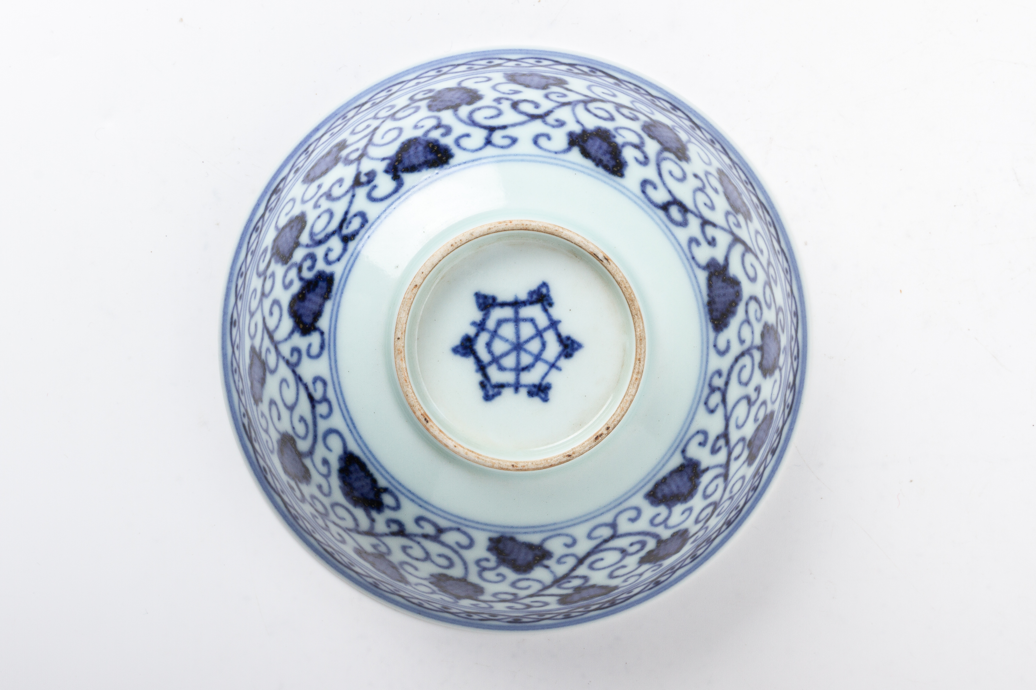 A BLUE AND WHITE LOTUS BOWL - Image 3 of 3