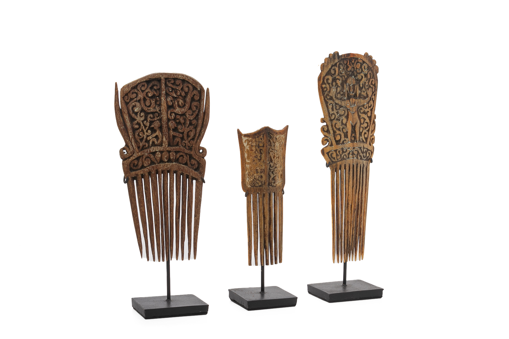 A SET OF THREE SOUTHEAST ASIAN CARVED WOOD COMBS - Image 2 of 3