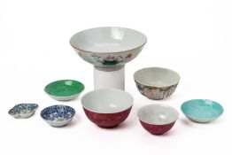 A GROUP OF PORCELAIN BOWLS AND DISHES