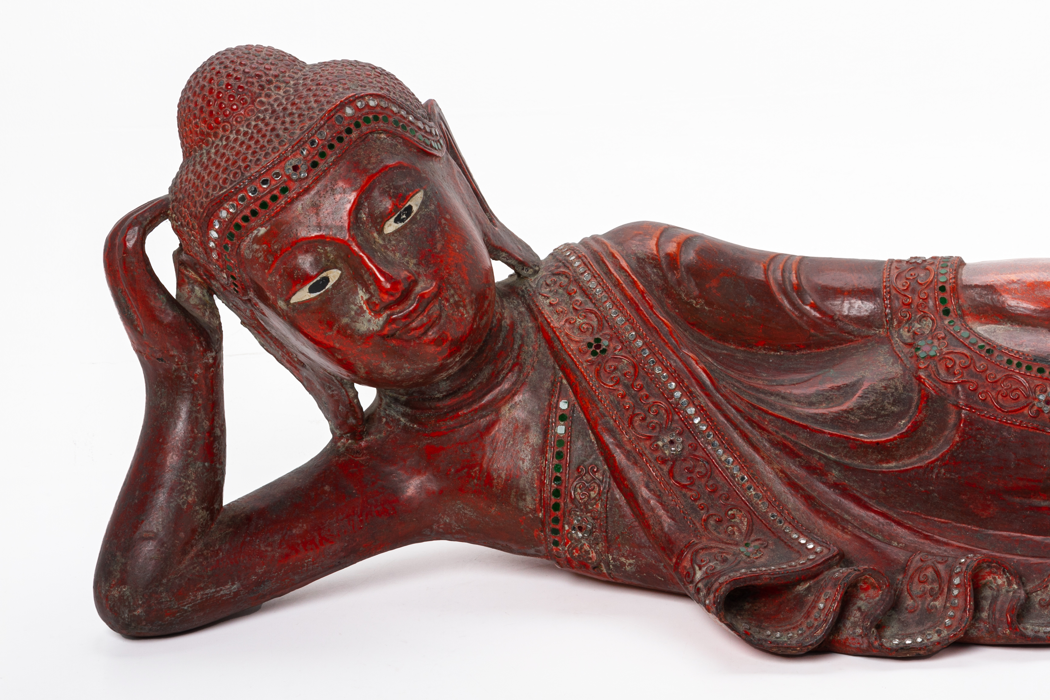 A BURMESE CARVED AND RED LACQUER RECUMBENT BUDDHA - Image 4 of 4