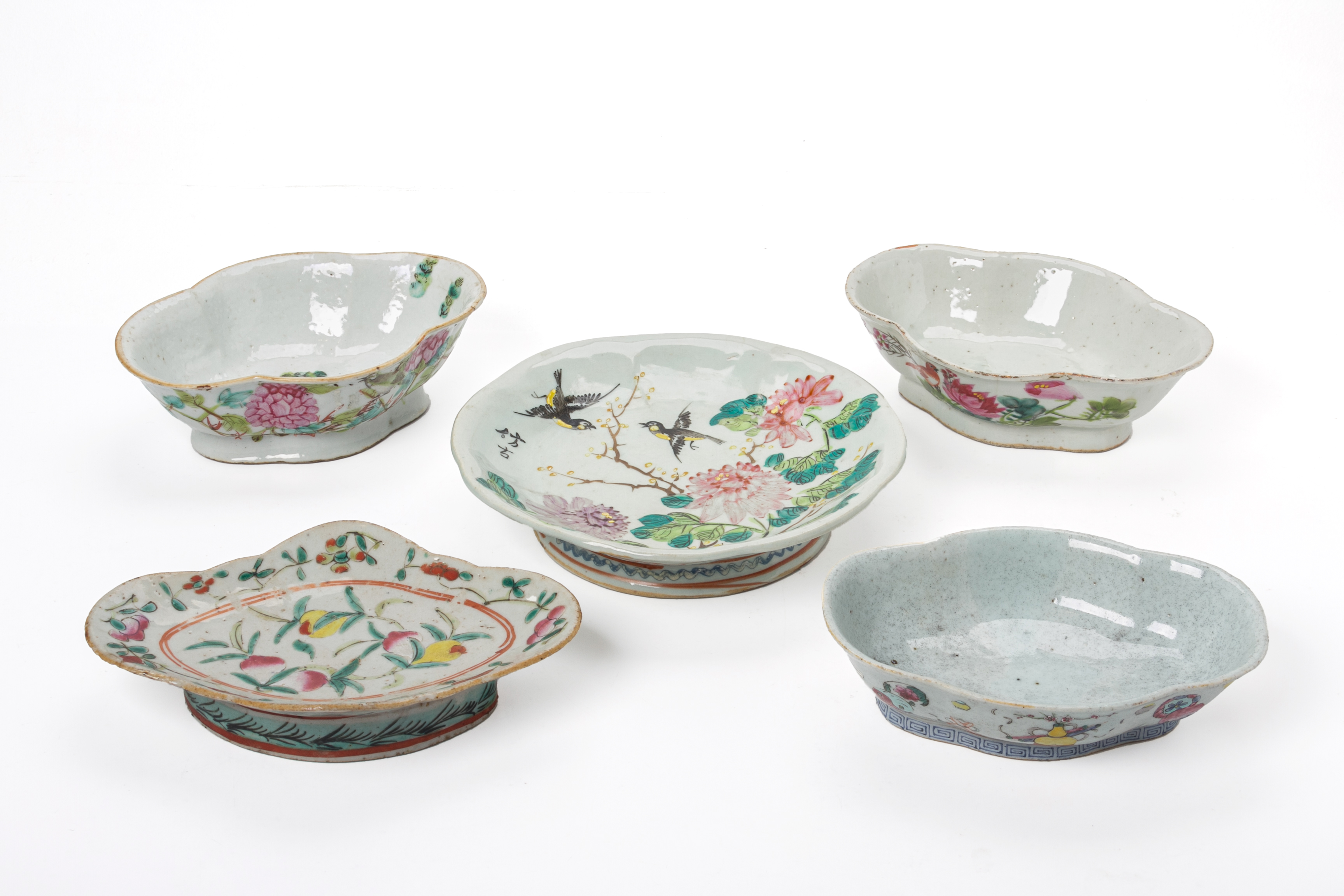 A GROUP OF FIVE FAMILLE ROSE PORCELAIN ITEMS