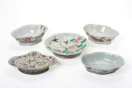 A GROUP OF FIVE FAMILLE ROSE PORCELAIN ITEMS