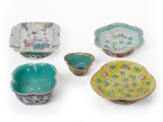 A GROUP OF FIVE PORCELAIN ITEMS