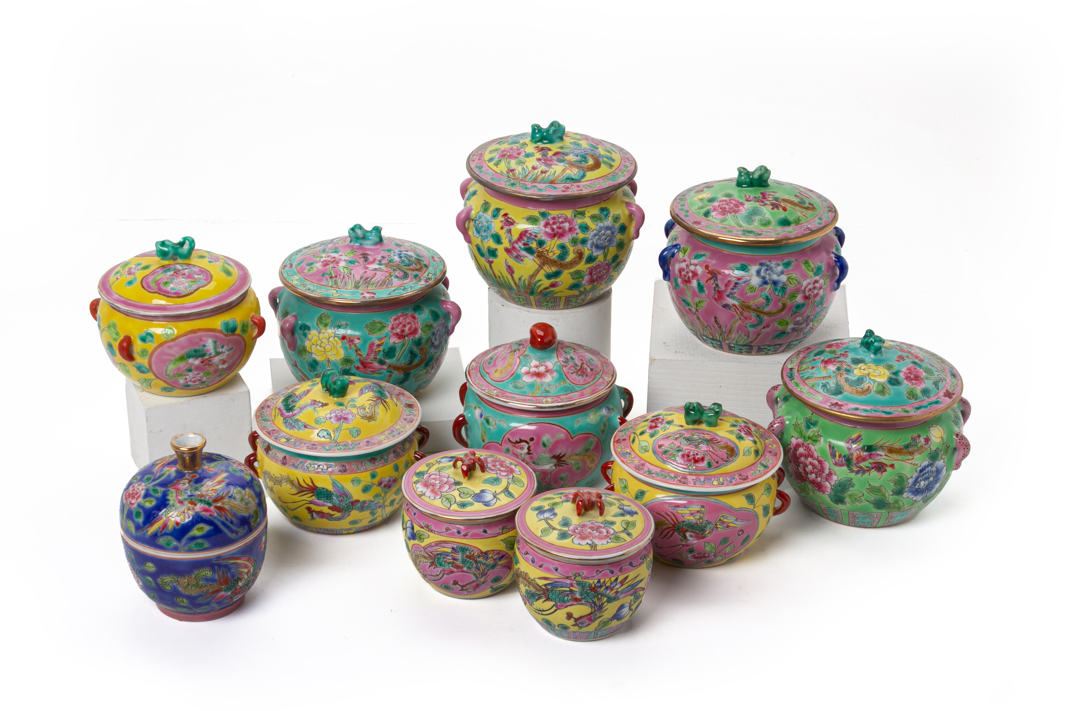 A COLLECTION OF PERANAKAN STYLE PORCELAIN ITEMS