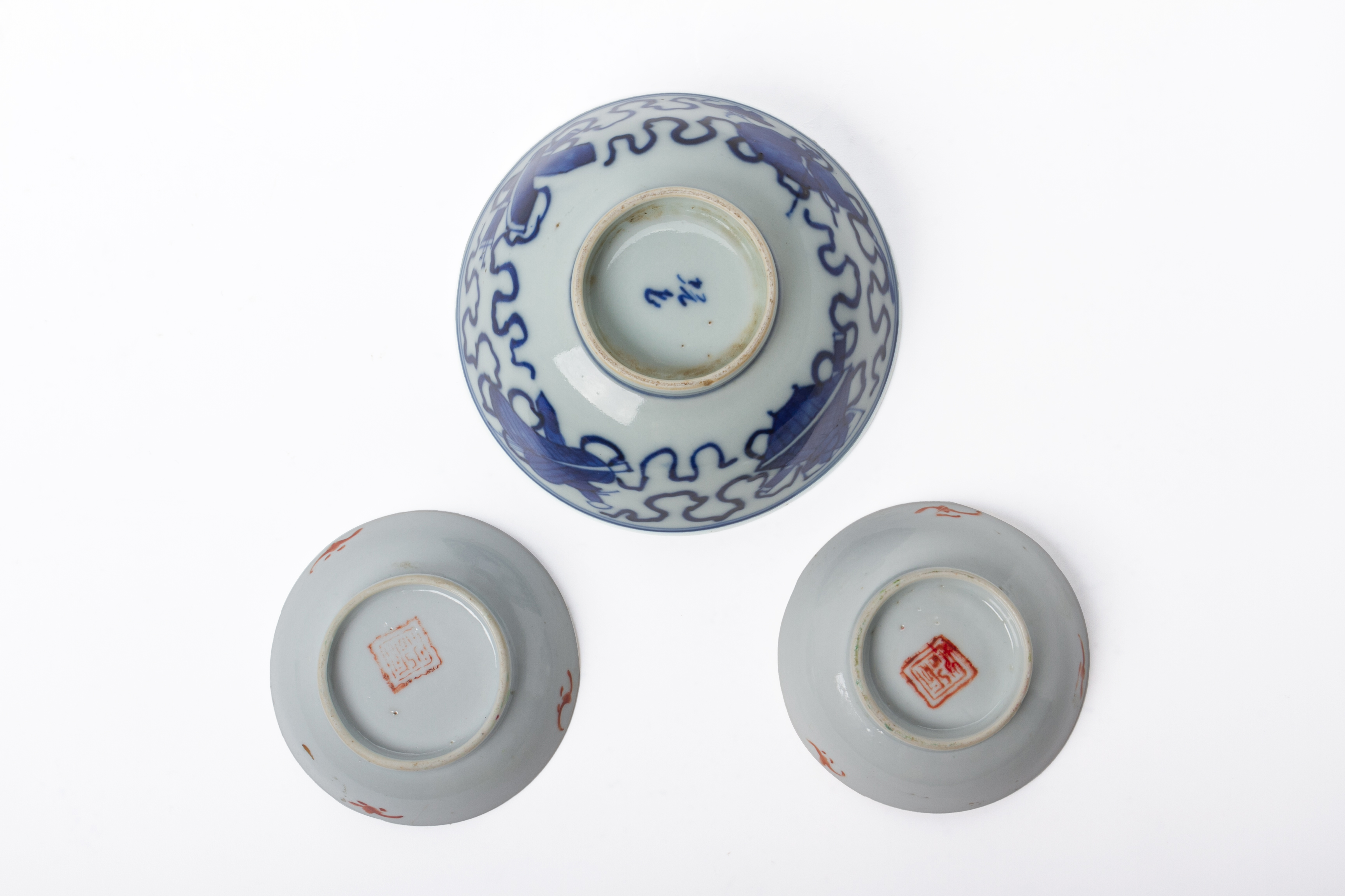 A BLUE AND WHITE PORCELAIN BOWL AND TWO SAUCERS - Image 2 of 2