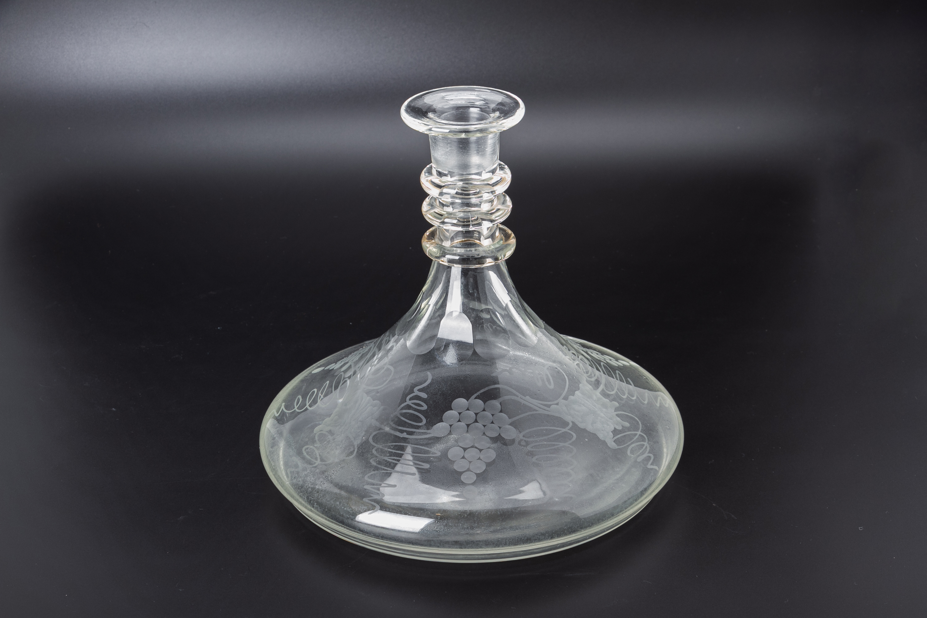 AN ENGRAVED GLASS SHIPS DECANTER AND A GLASS CLARET JUG - Image 2 of 3