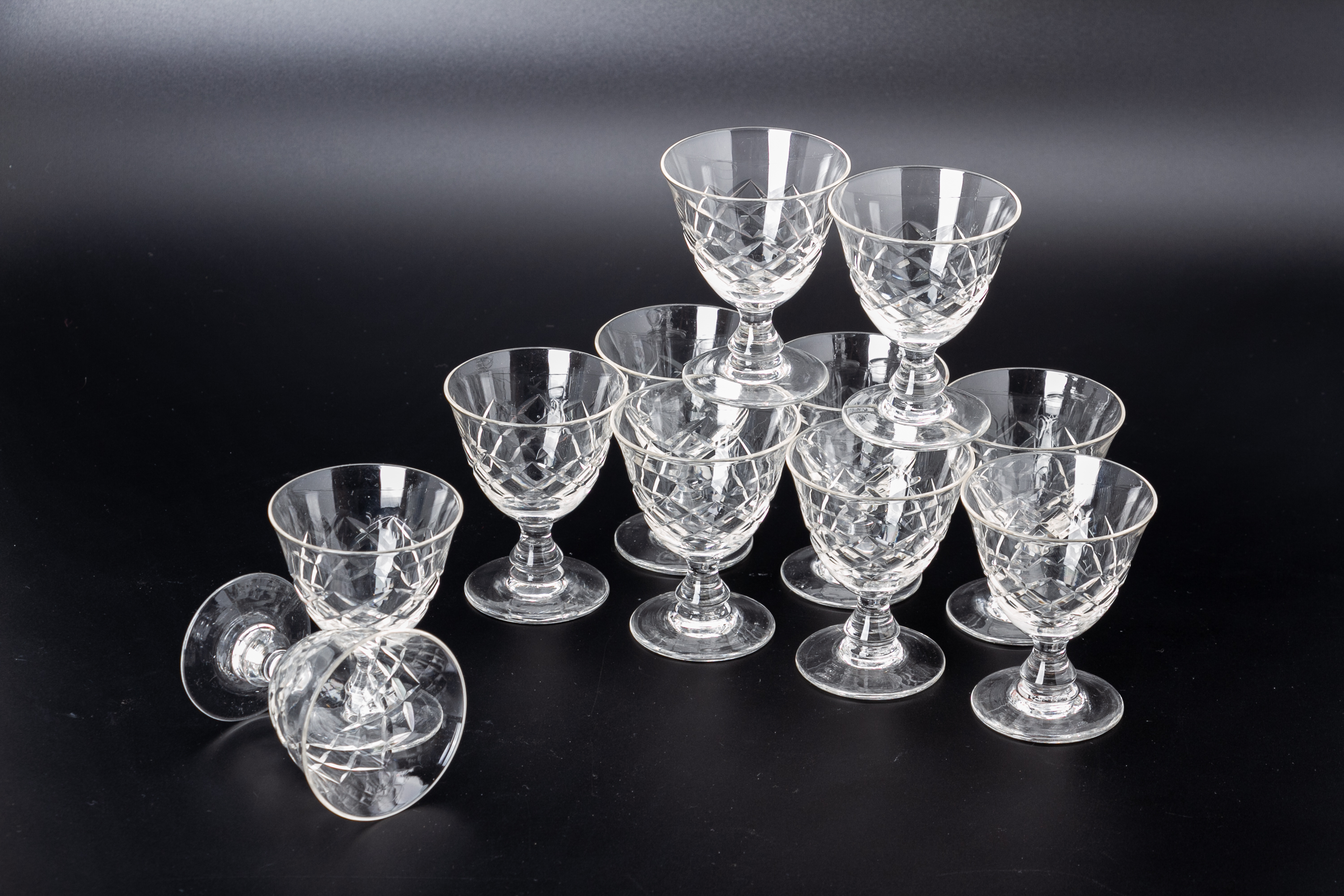 AN ANTIQUE GROUP OF GLASSWARE - Image 2 of 4