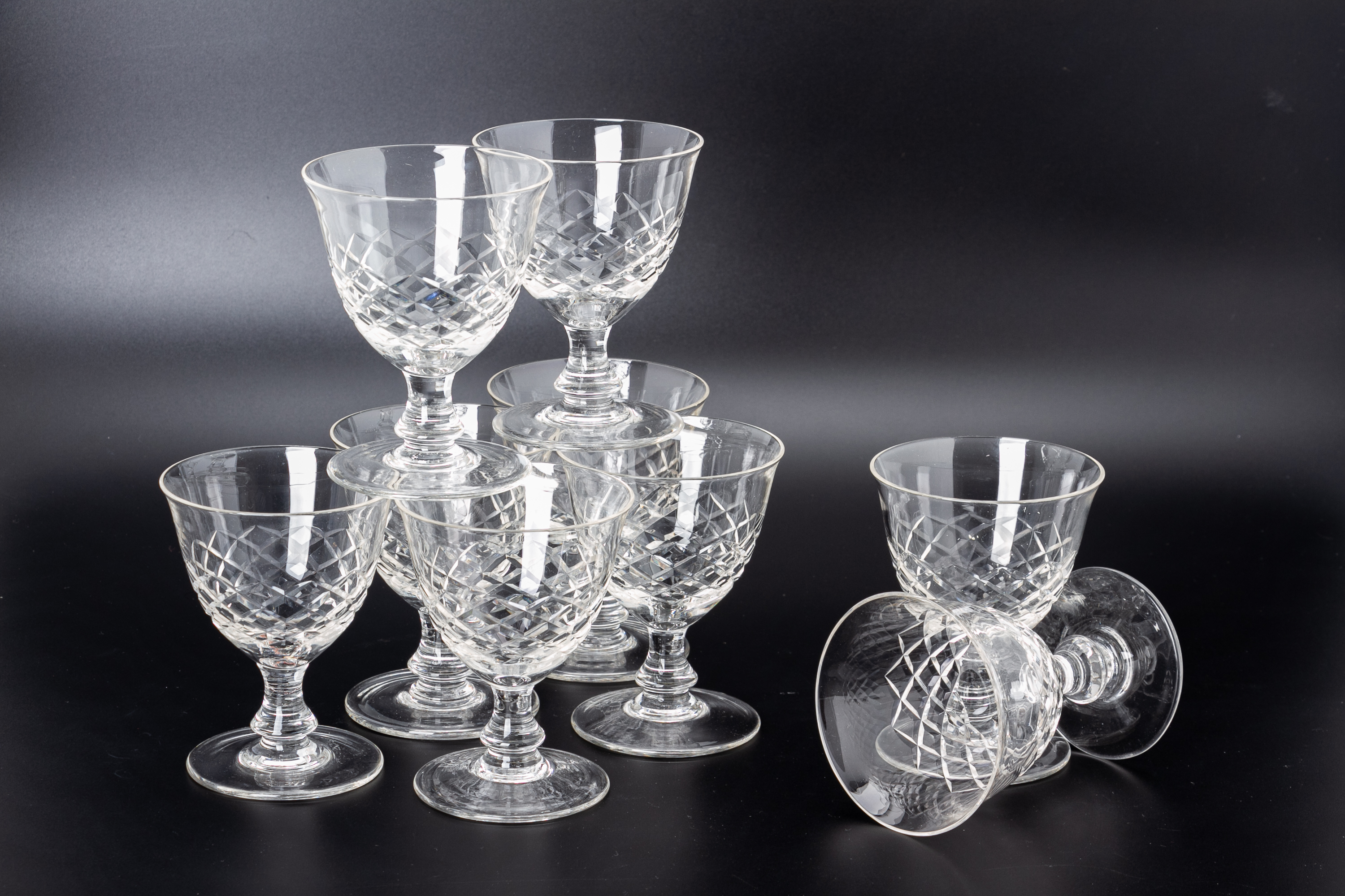 AN ANTIQUE GROUP OF GLASSWARE - Image 4 of 4