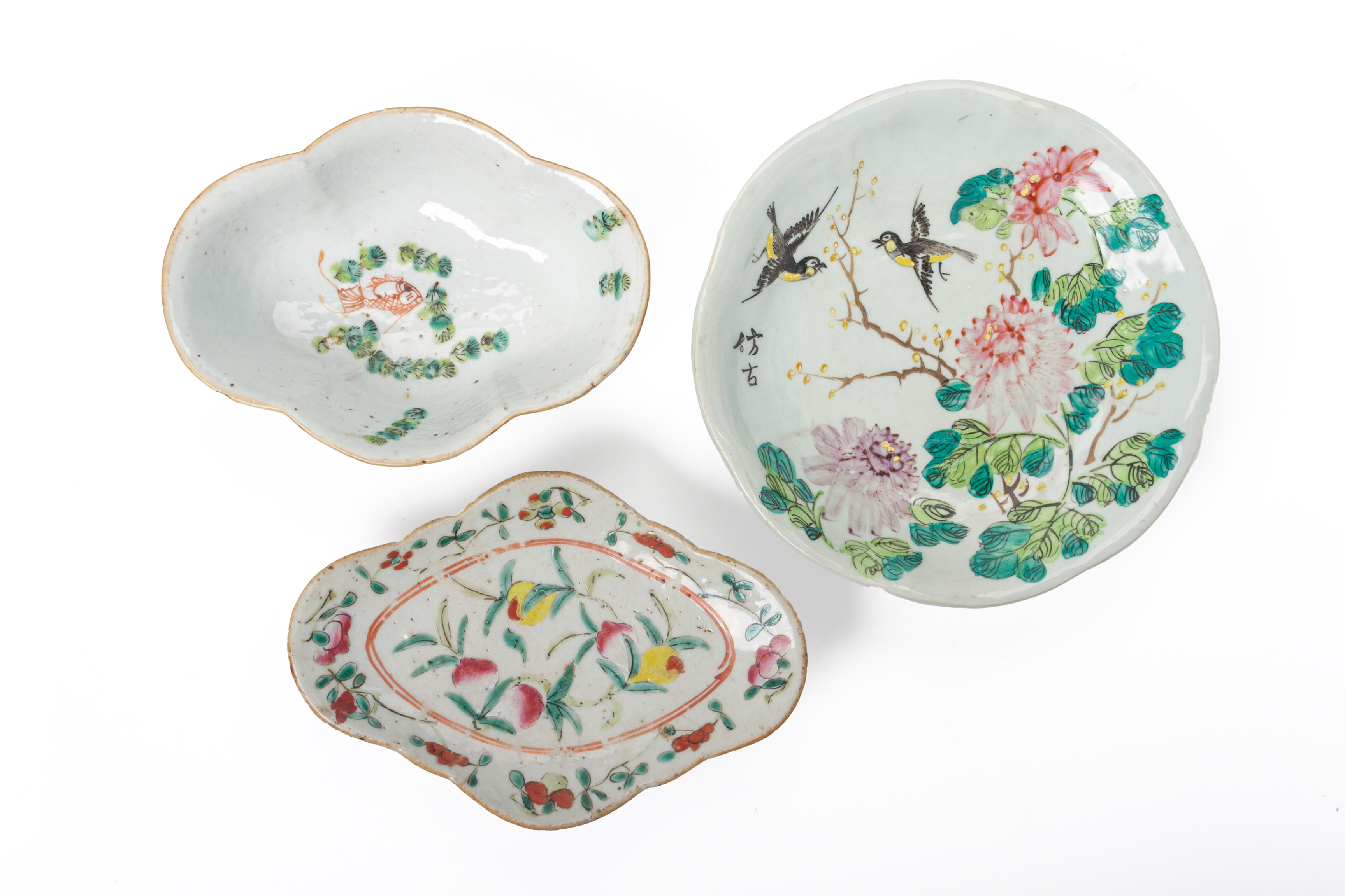 A GROUP OF FIVE FAMILLE ROSE PORCELAIN ITEMS - Image 2 of 3