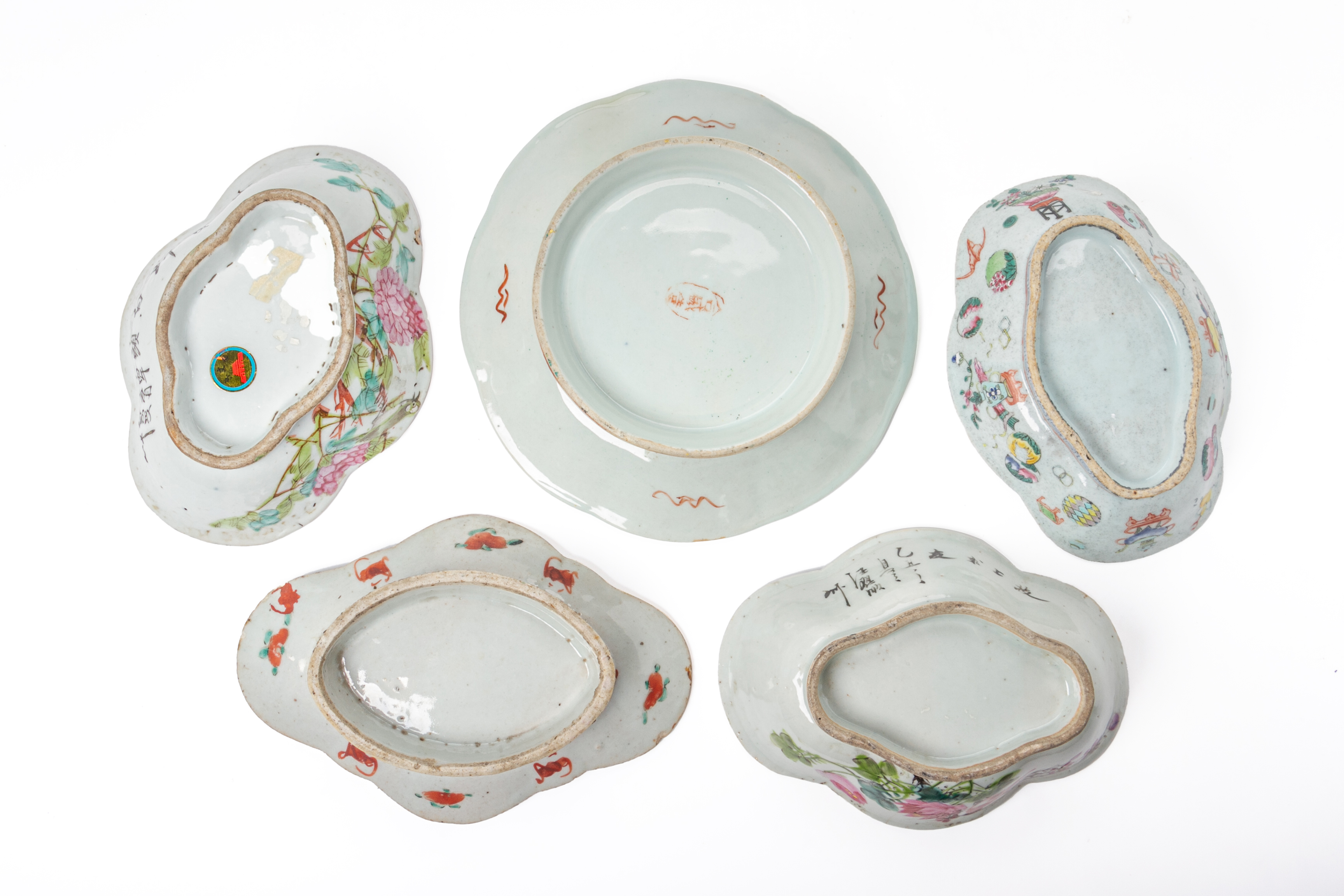 A GROUP OF FIVE FAMILLE ROSE PORCELAIN ITEMS - Image 3 of 3