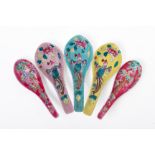 A GROUP OF FIVE PERANAKAN STYLE PORCELAIN SPOONS