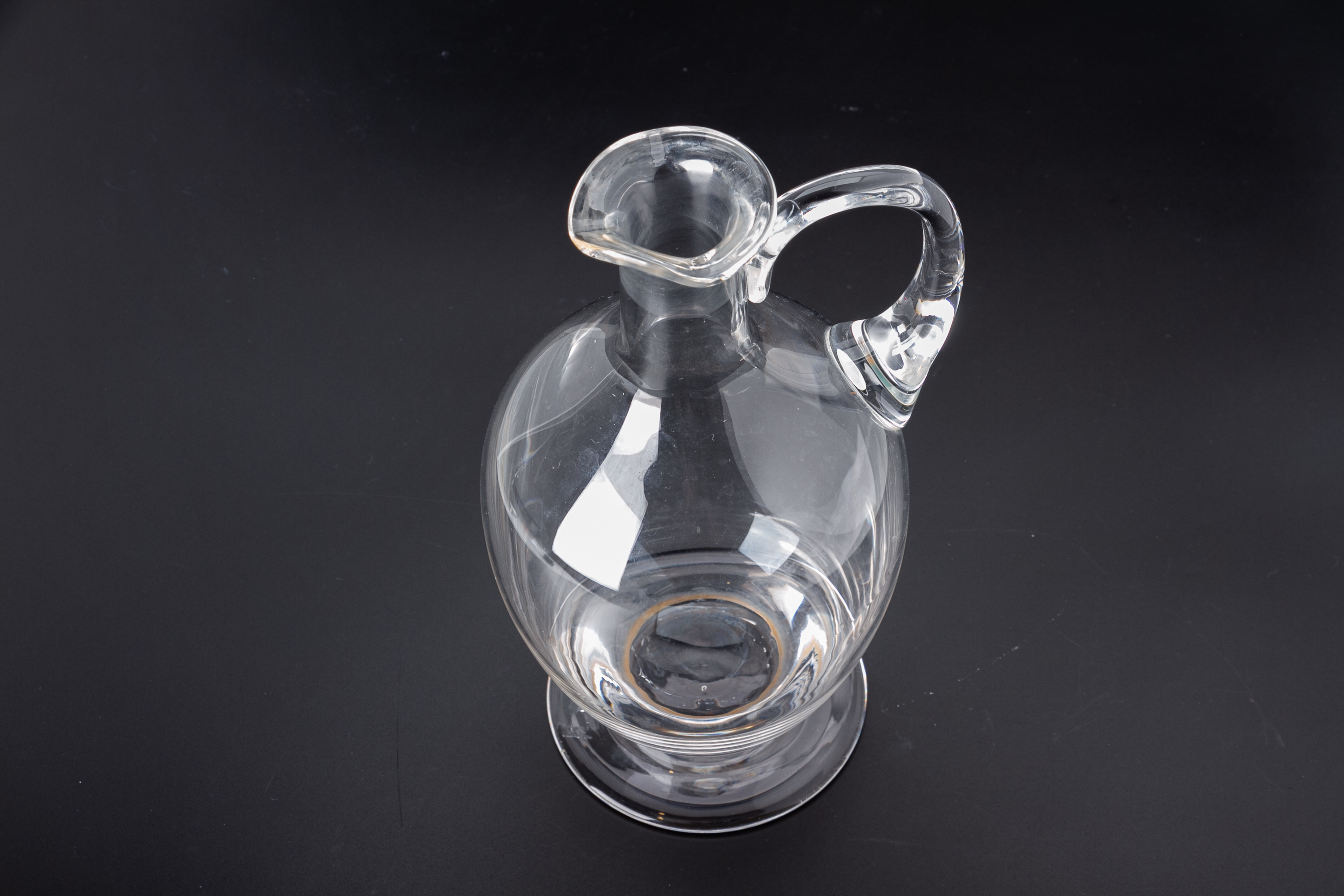 AN ENGRAVED GLASS SHIPS DECANTER AND A GLASS CLARET JUG - Image 3 of 3