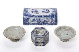 FOUR CHINESE PORCELAIN ITEMS