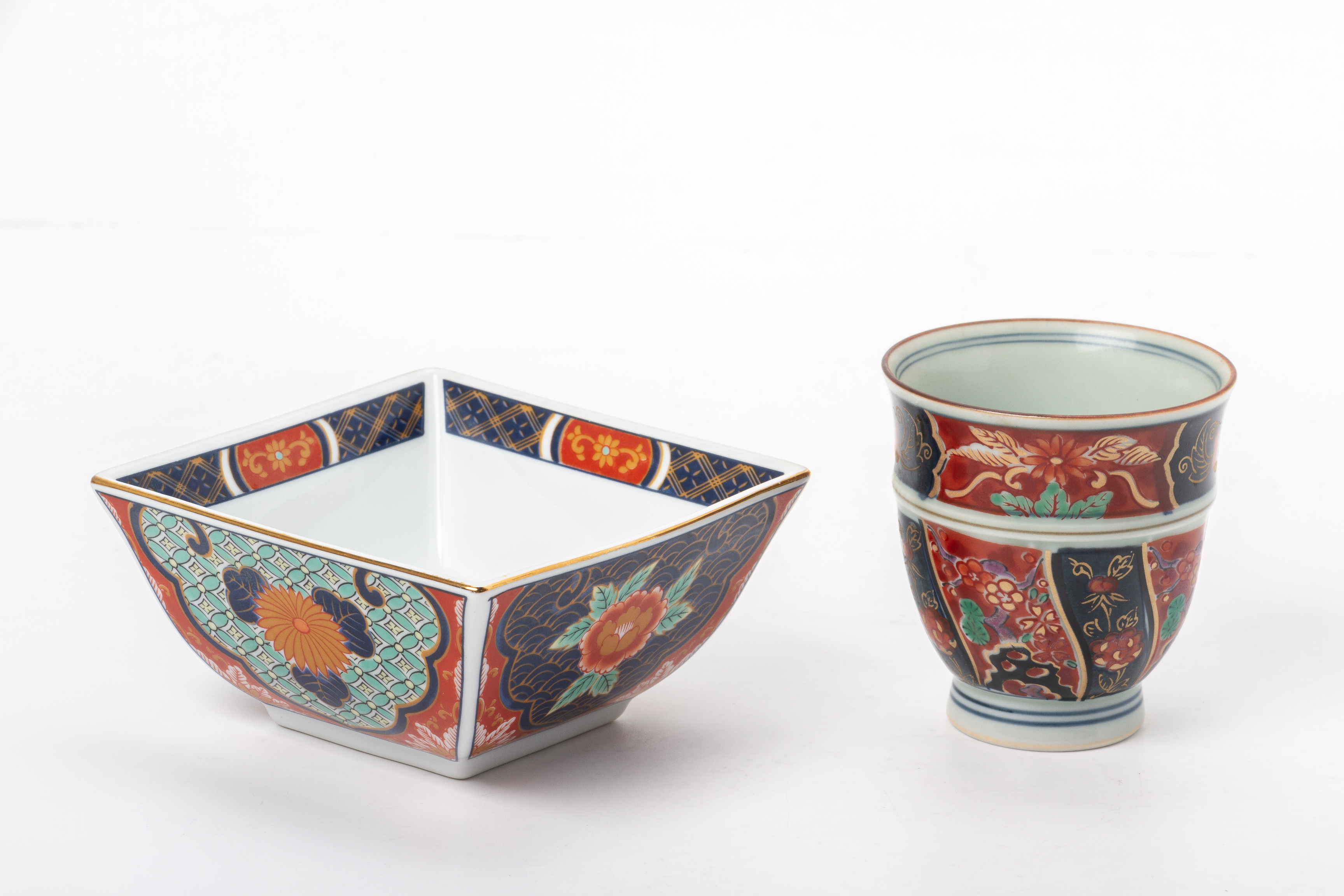 A GROUP OF JAPANESE PORCELAIN CUPS AND SQUARE BOWLS - Image 3 of 4