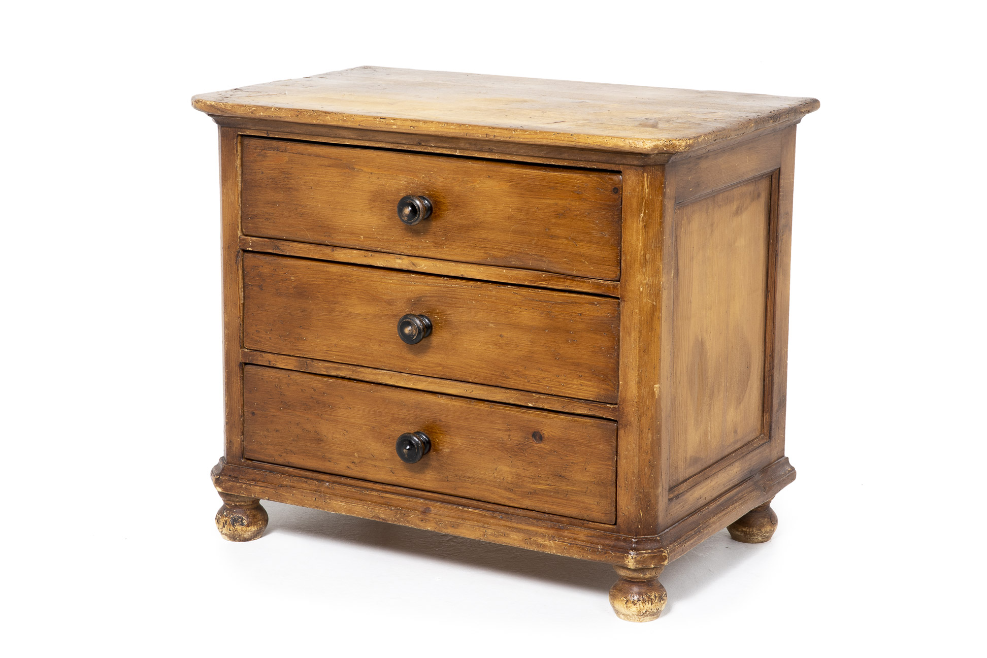 A SMALL ANTIQUE CHEST OF DRAWERS