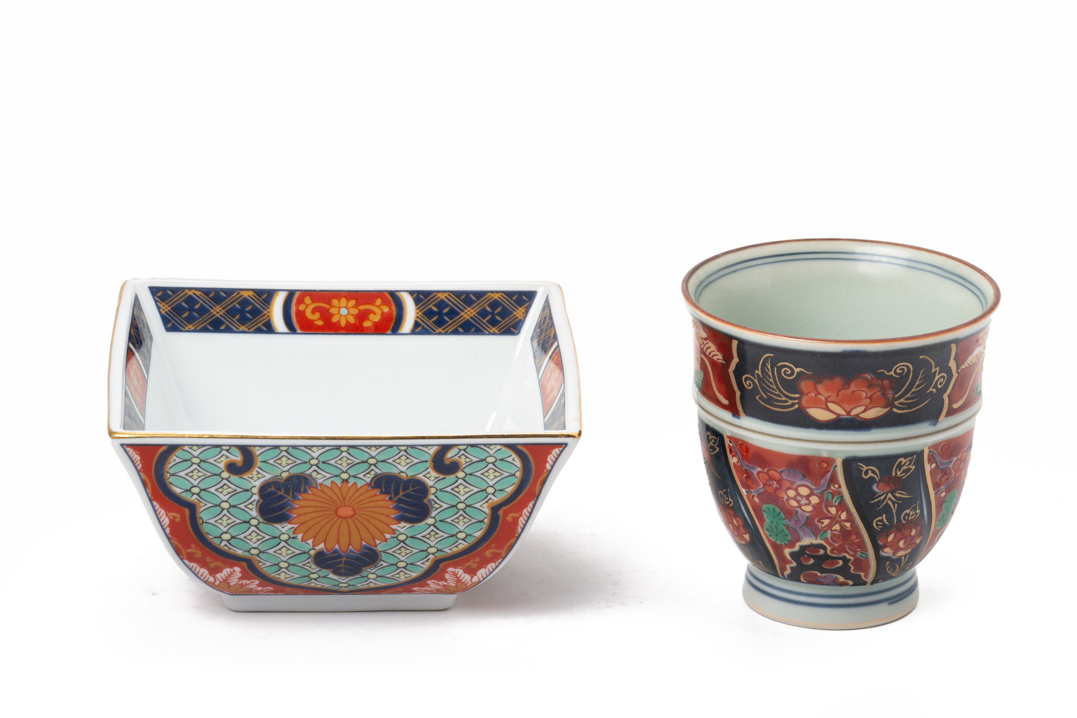 A GROUP OF JAPANESE PORCELAIN CUPS AND SQUARE BOWLS - Image 2 of 4