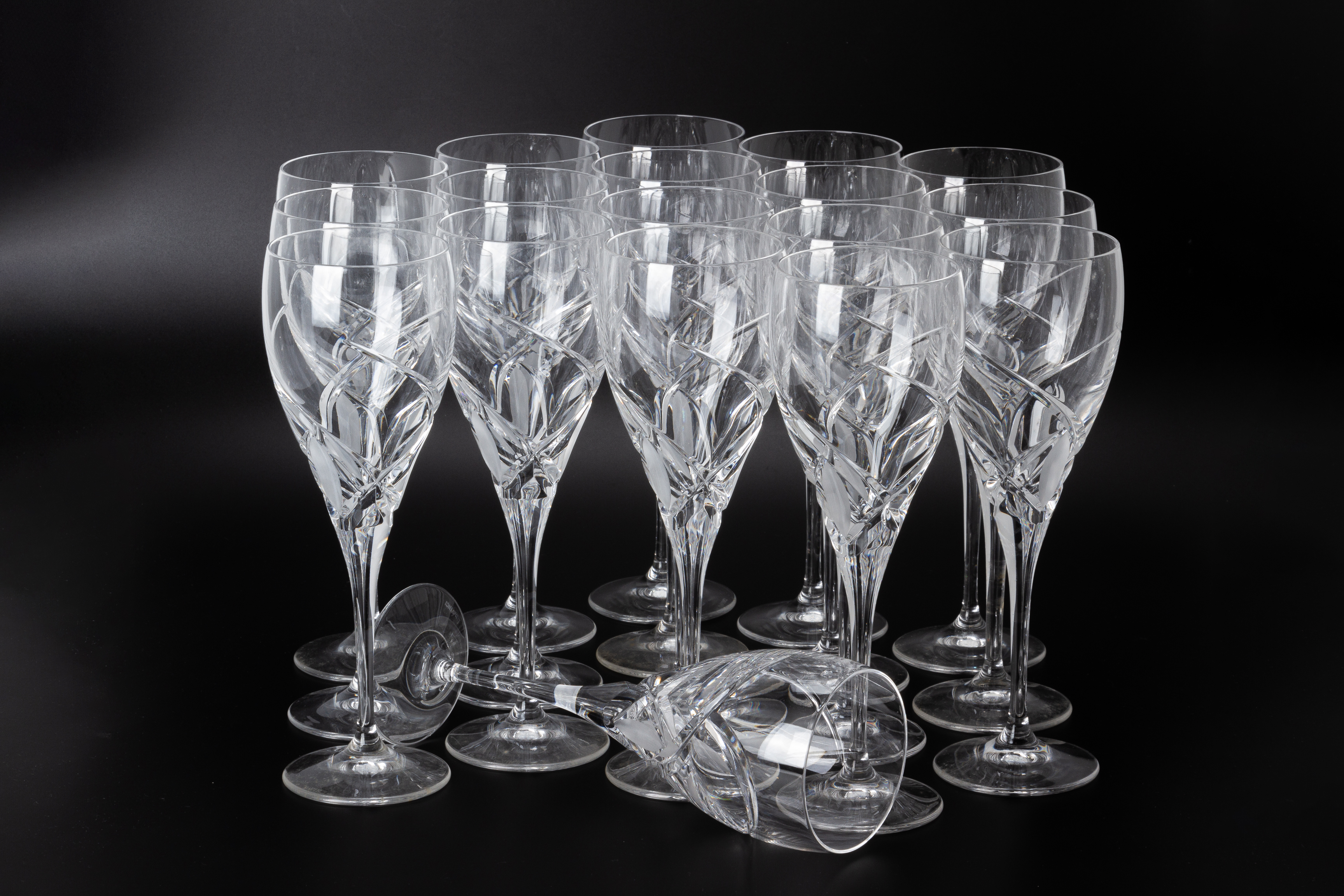 A SET OF CRYSTAL WINE GLASSES BY DA VINCI