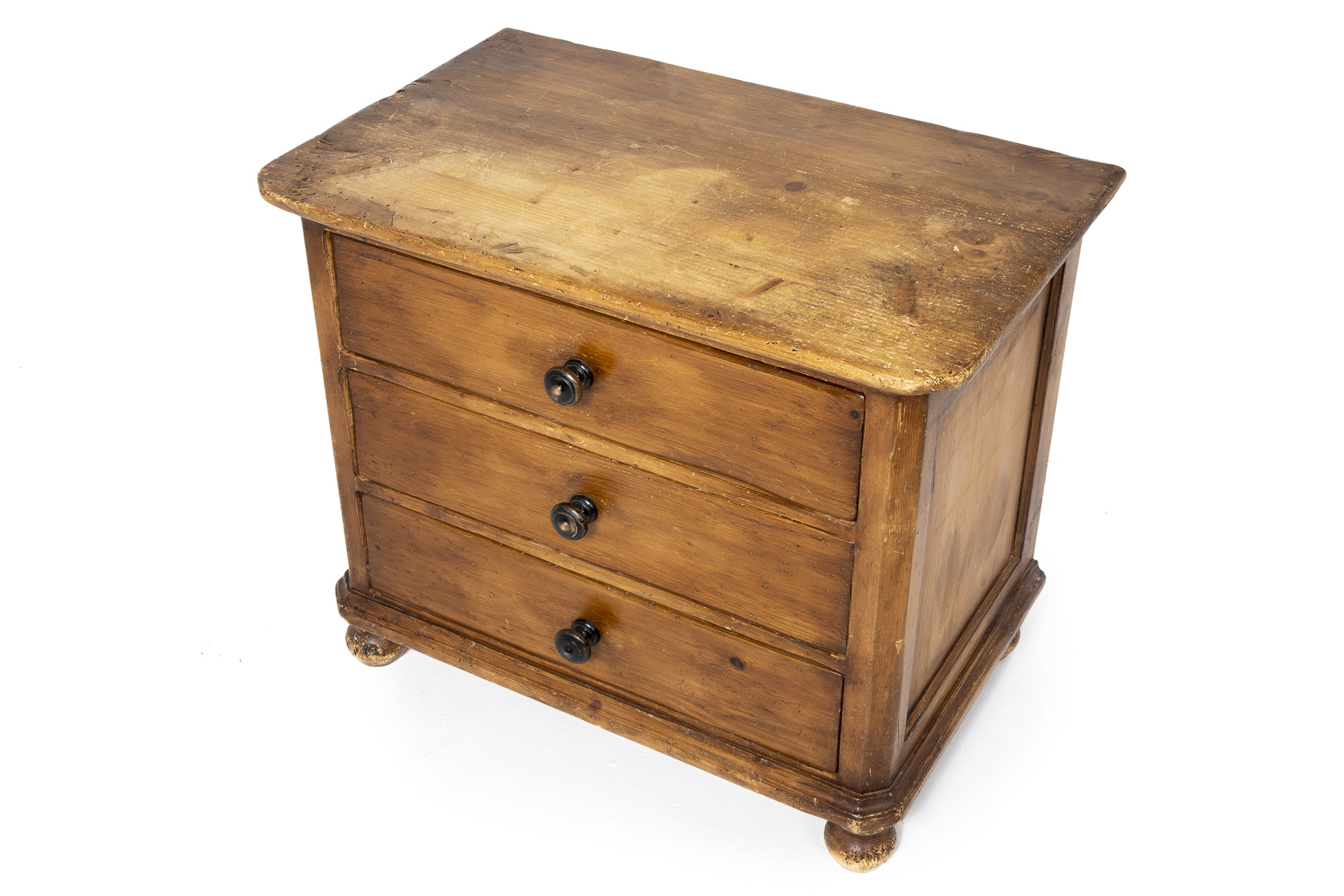 A SMALL ANTIQUE CHEST OF DRAWERS - Image 2 of 3