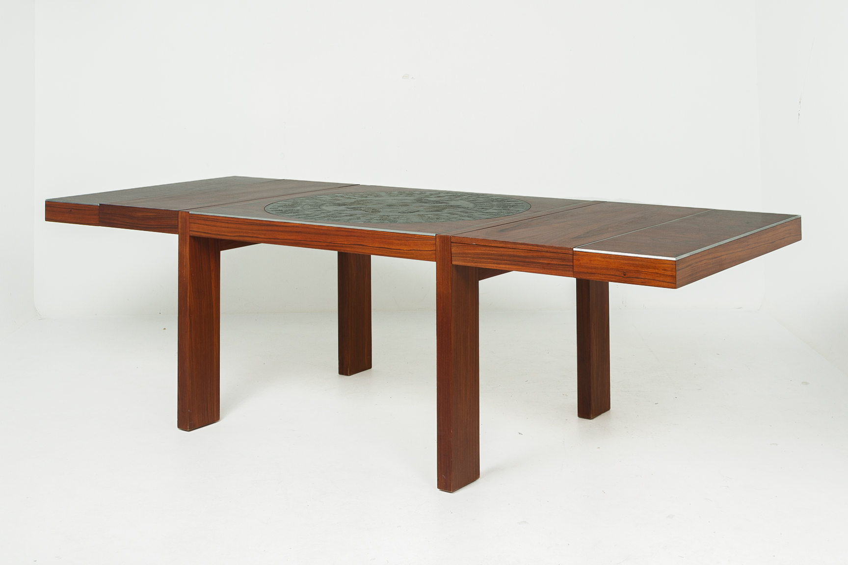 A MODERN EXTENDING DINING TABLE - Image 3 of 3