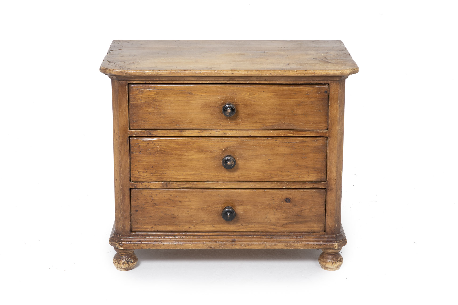 A SMALL ANTIQUE CHEST OF DRAWERS - Image 3 of 3