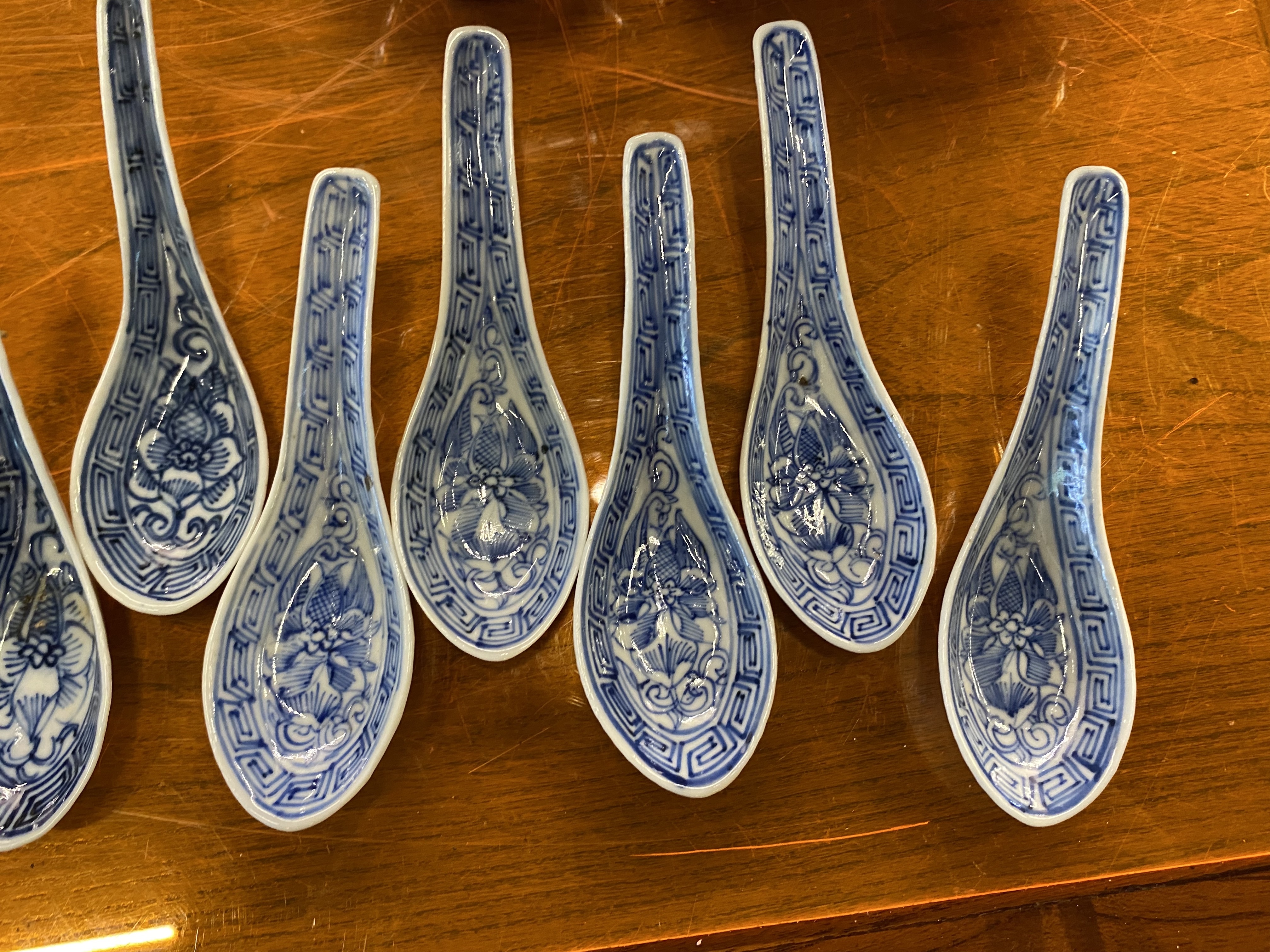A PART SERVICE OF CHINESE BLUE AND WHITE PORCELAIN BOWLS - Image 11 of 14