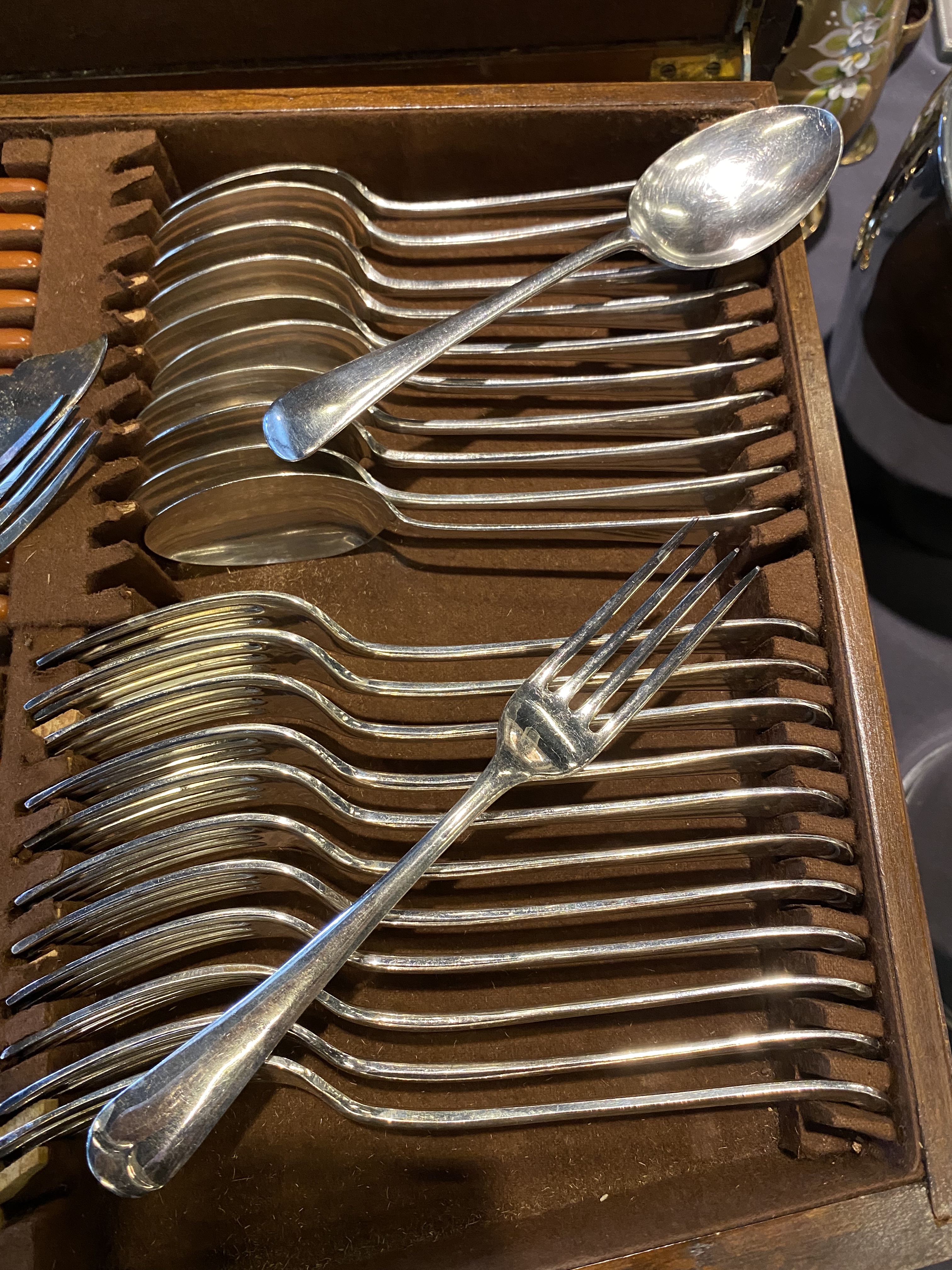 A SERVICE OF ENGLISH SILVER PLATED CUTLERY - Image 10 of 14
