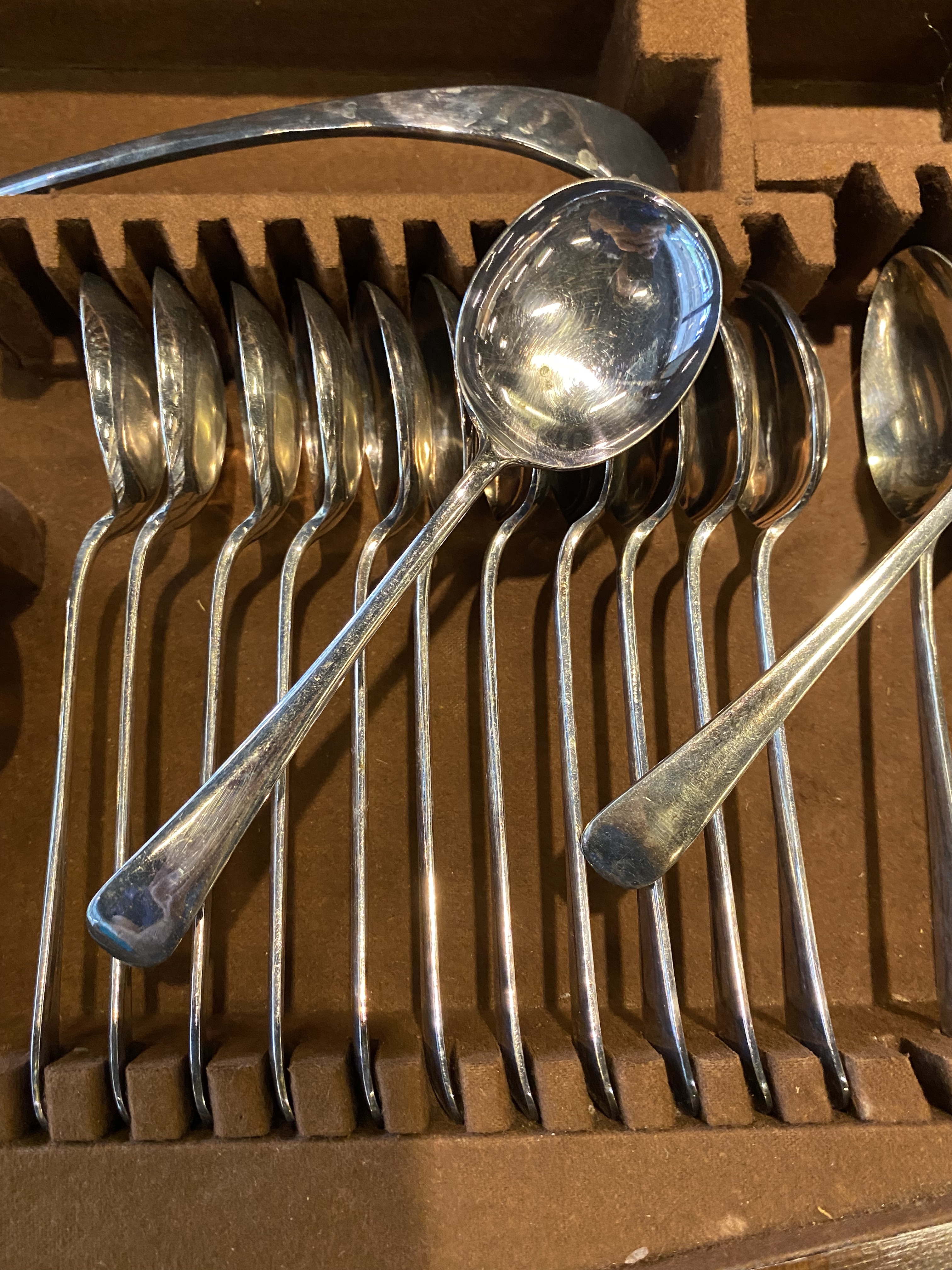 A SERVICE OF ENGLISH SILVER PLATED CUTLERY - Image 13 of 14