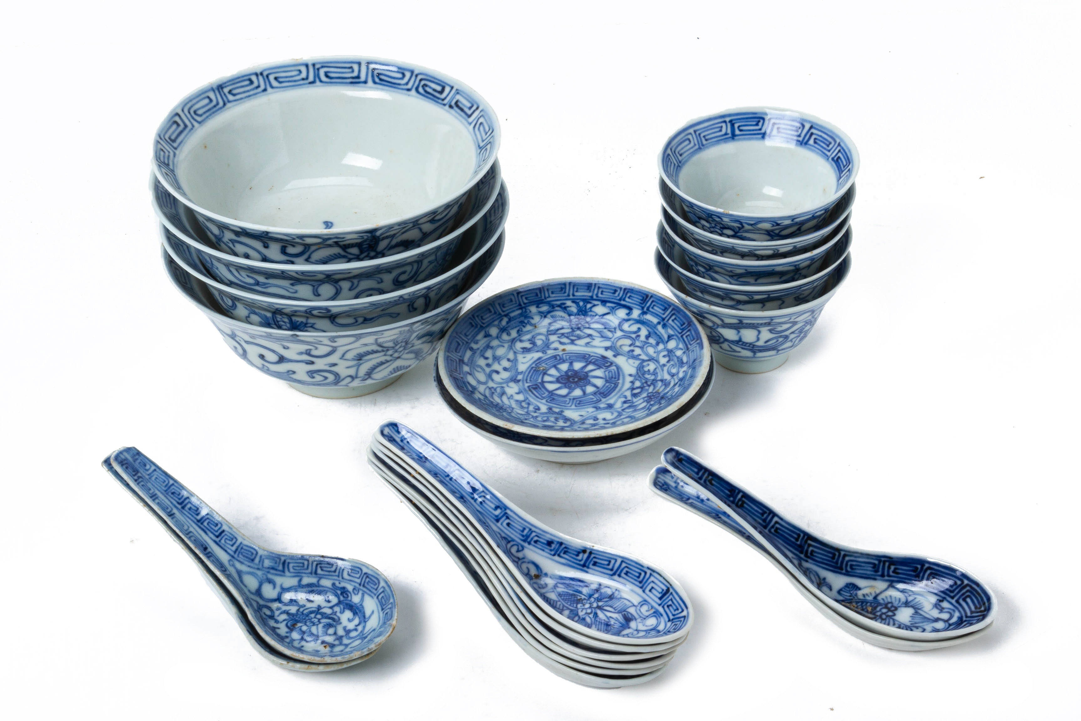 A PART SERVICE OF CHINESE BLUE AND WHITE PORCELAIN BOWLS