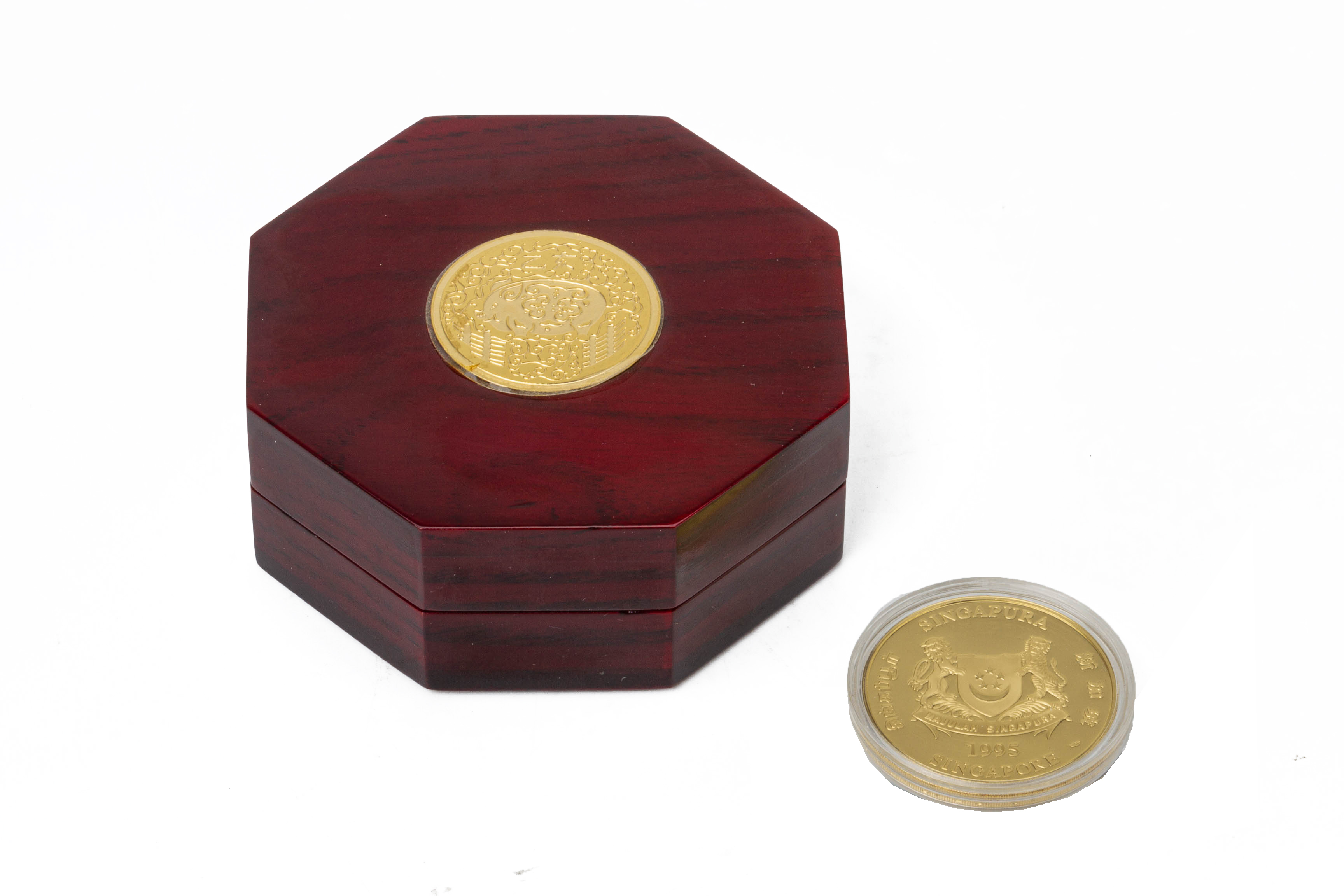 A SINGAPORE $250 GOLD PROOF COIN, 1995 - YEAR OF THE PIG