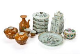 A GROUP OF CHINESE PORCELAIN ITEMS