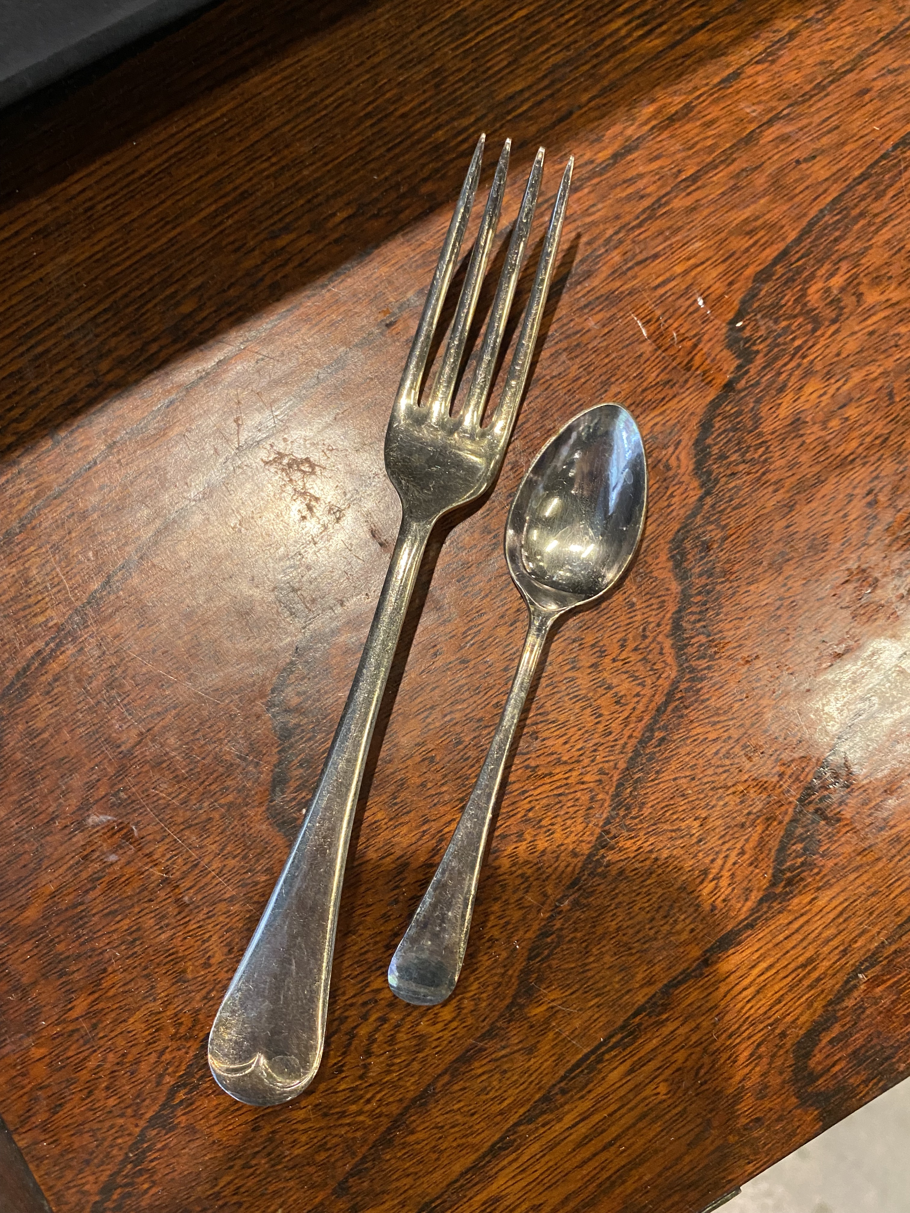 A SERVICE OF ENGLISH SILVER PLATED CUTLERY - Image 8 of 14