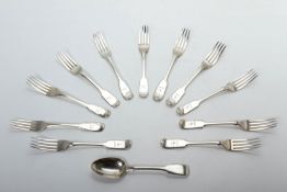 A GROUP OF SILVER AND SILVER PLATED FIDDLE PATTERN CUTLERY